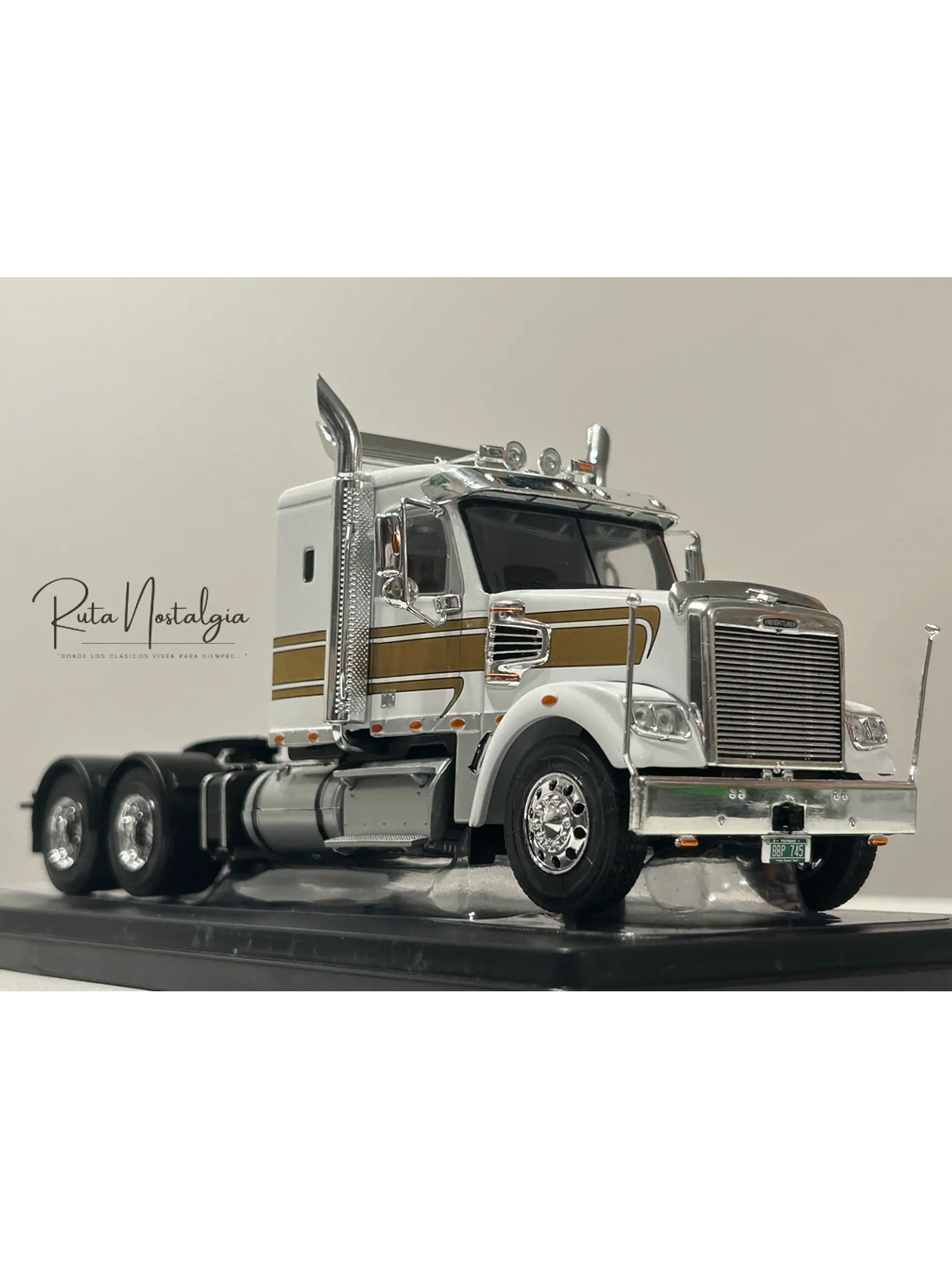Camión Freightliner Coronado (2012) 6x4 |  IXO Models. Escala 1:43– Clásico americano de carretera | Diecast de colección 1
