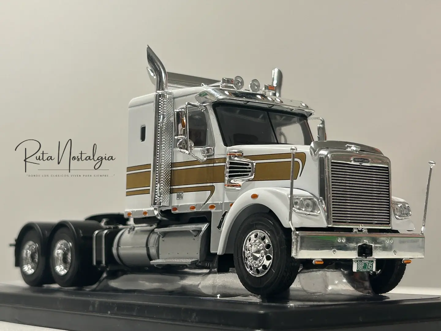 Camión Freightliner Coronado (2012) 6x4 | IXO 1:43 1