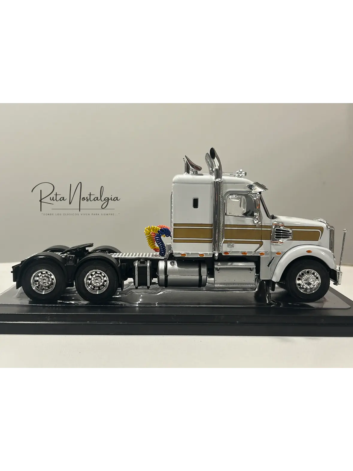 Camión Freightliner Coronado (2012) 6x4 |  IXO Models. Escala 1:43– Clásico americano de carretera | Diecast de colección 9
