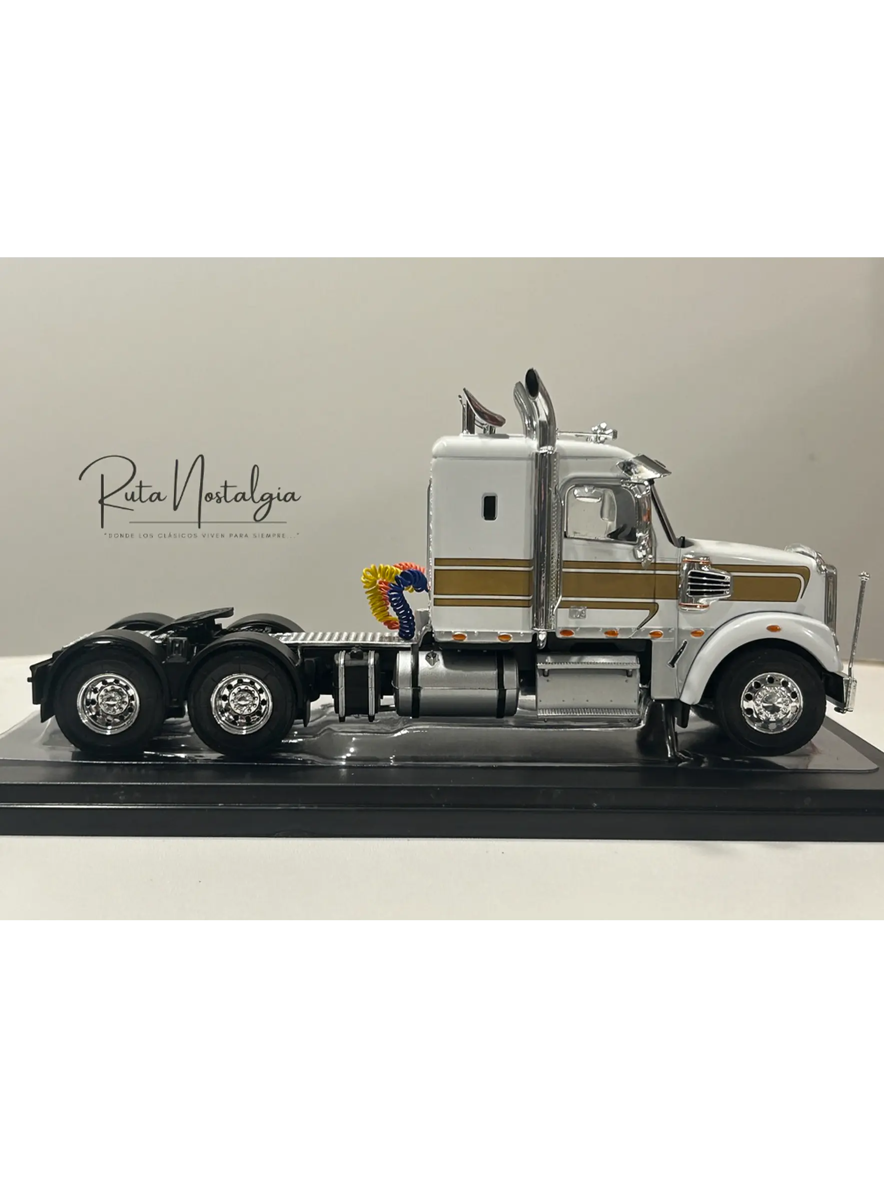 Camión Freightliner Coronado (2012) 6x4 |  IXO Models. Escala 1:43– Clásico americano de carretera | Diecast de colección 9