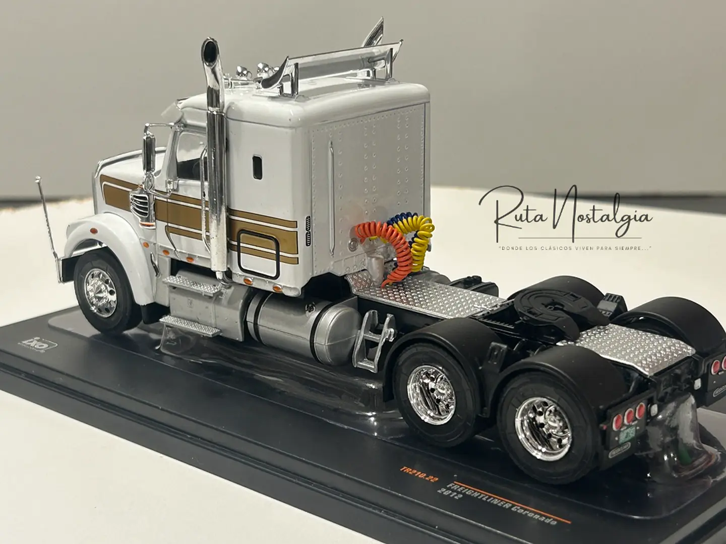 Camión Freightliner Coronado (2012) 6x4 | IXO 1:43 6