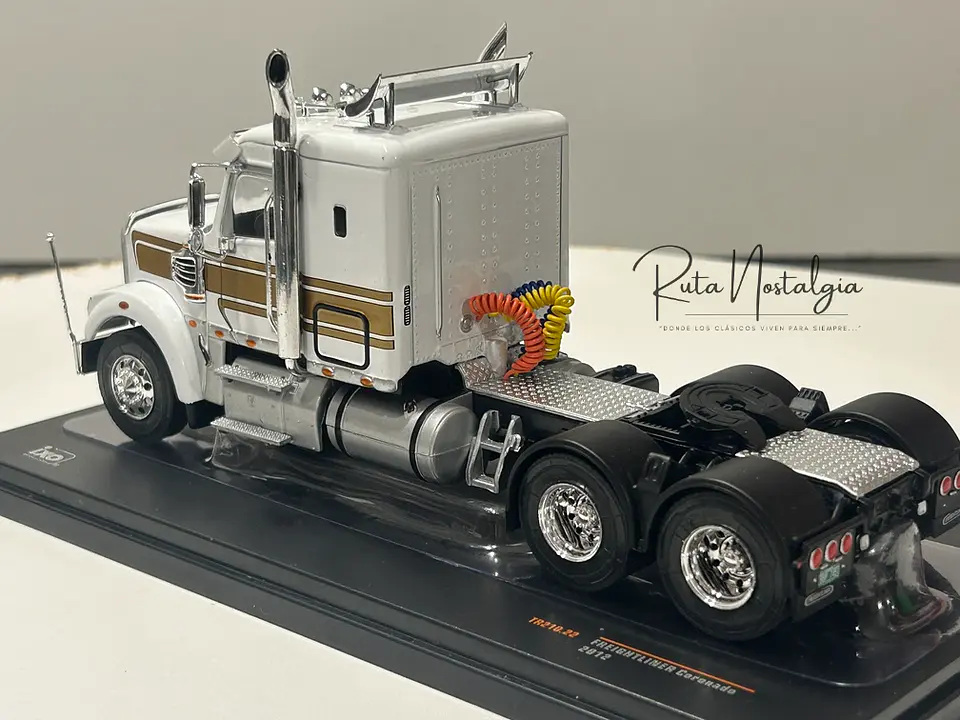 Camión Freightliner Coronado (2012) 6x4 | IXO 1:43 6