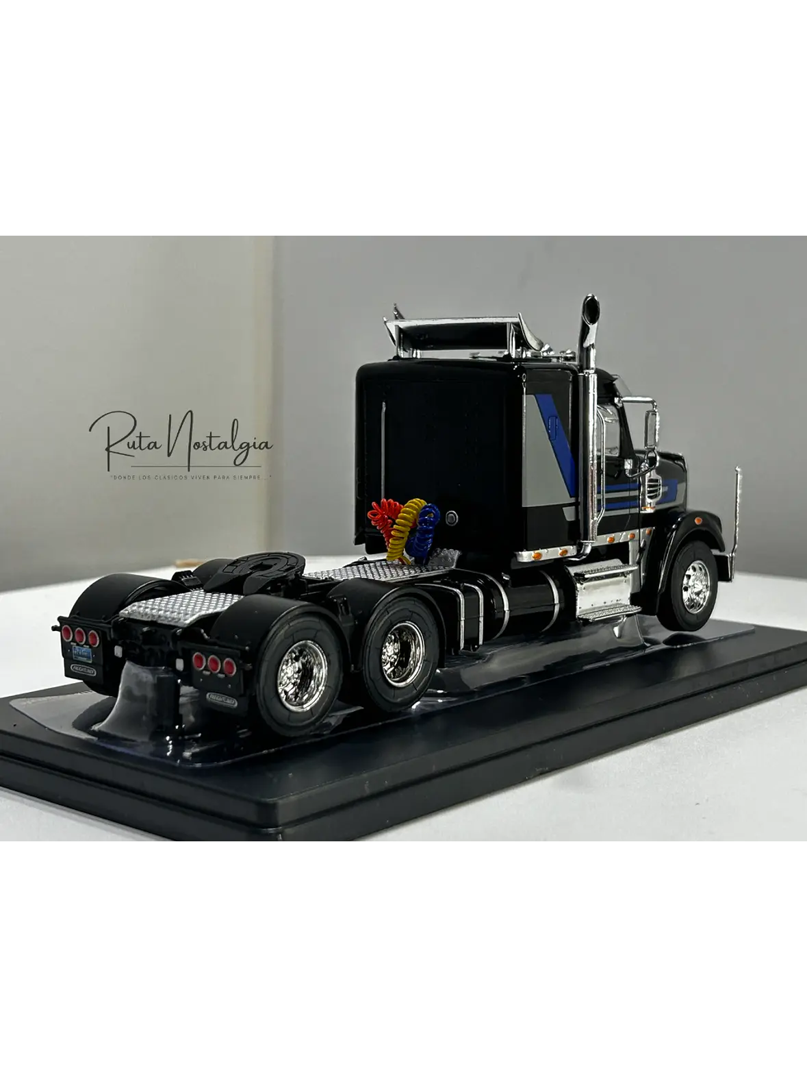 Camión Freightliner Coronado (2012) 6x4 |  IXO Models. Escala 1:43– Clásico americano de carretera | Diecast de colección 18
