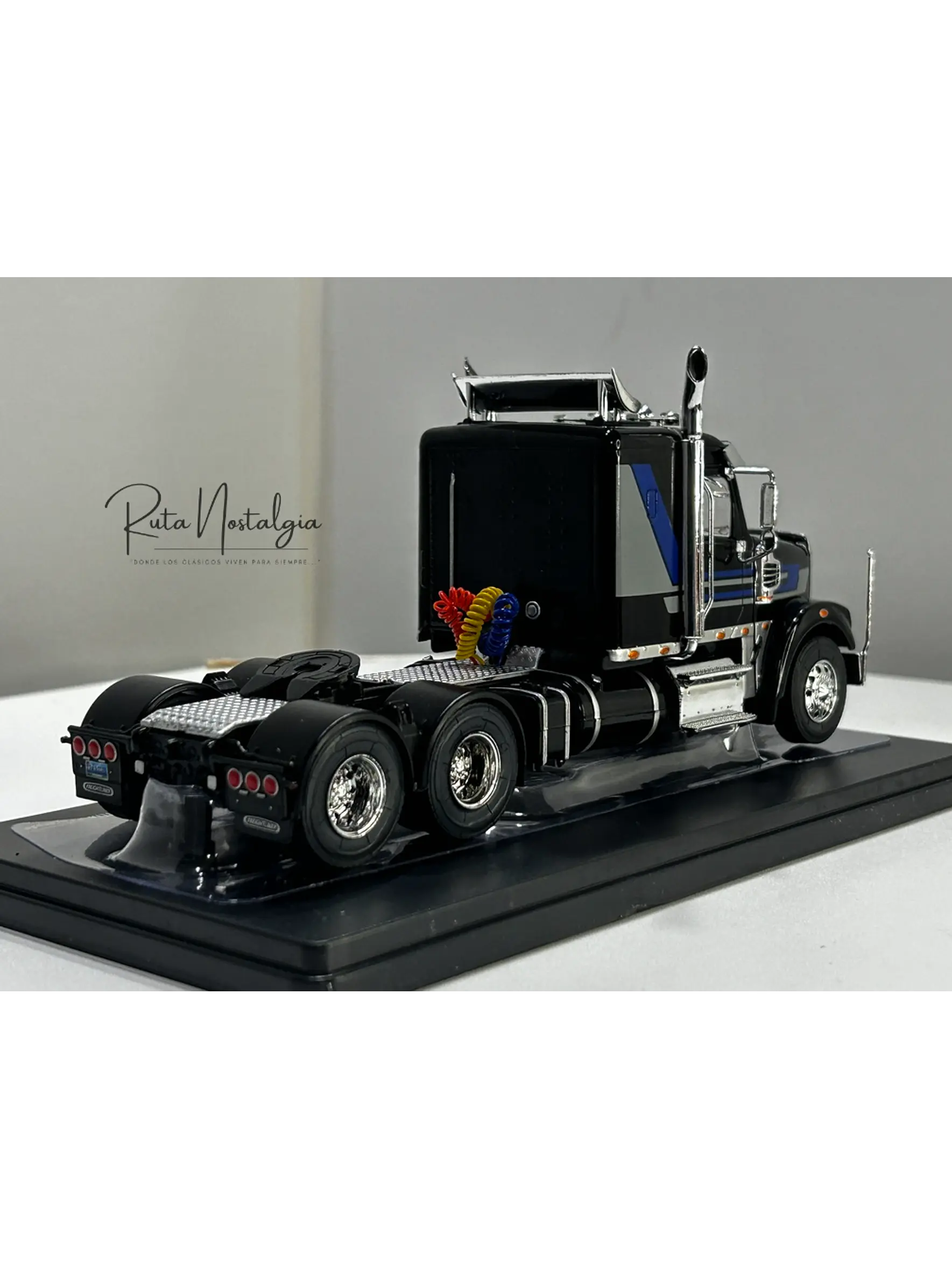 Camión Freightliner Coronado (2012) 6x4 |  IXO Models. Escala 1:43– Clásico americano de carretera | Diecast de colección 18