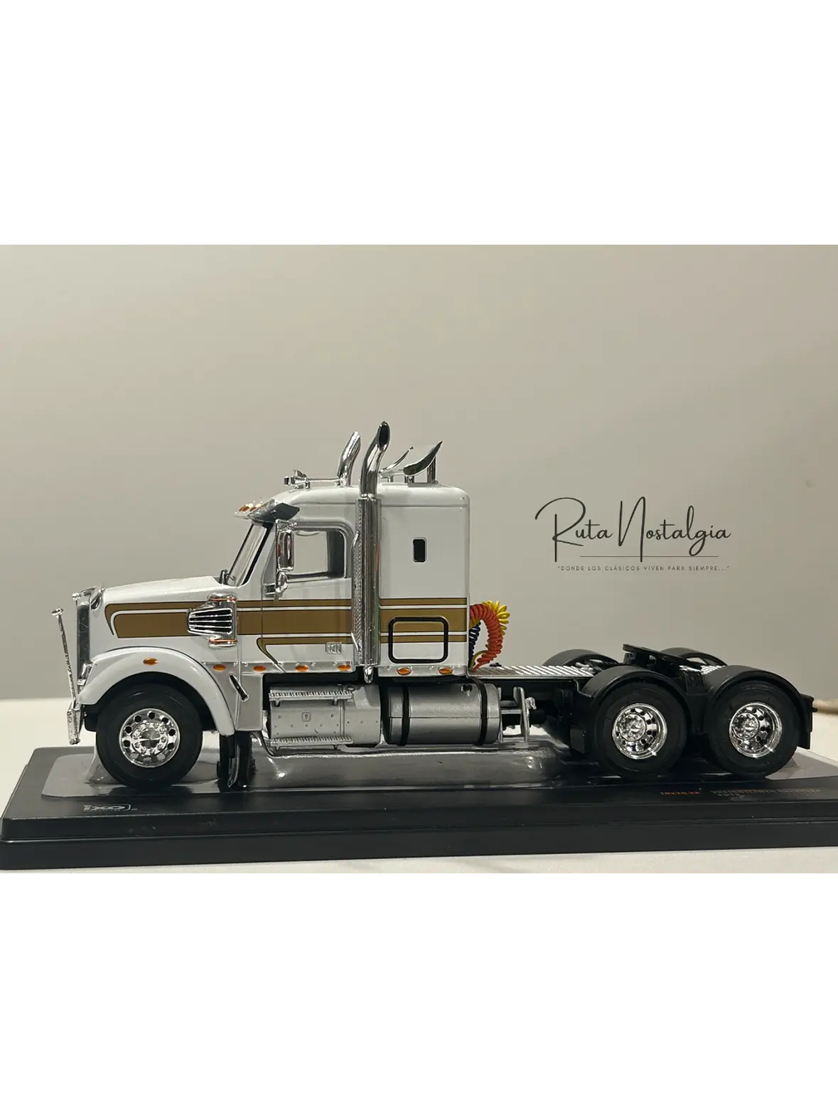 Camión Freightliner Coronado (2012) 6x4 |  IXO Models. Escala 1:43– Clásico americano de carretera | Diecast de colección 5