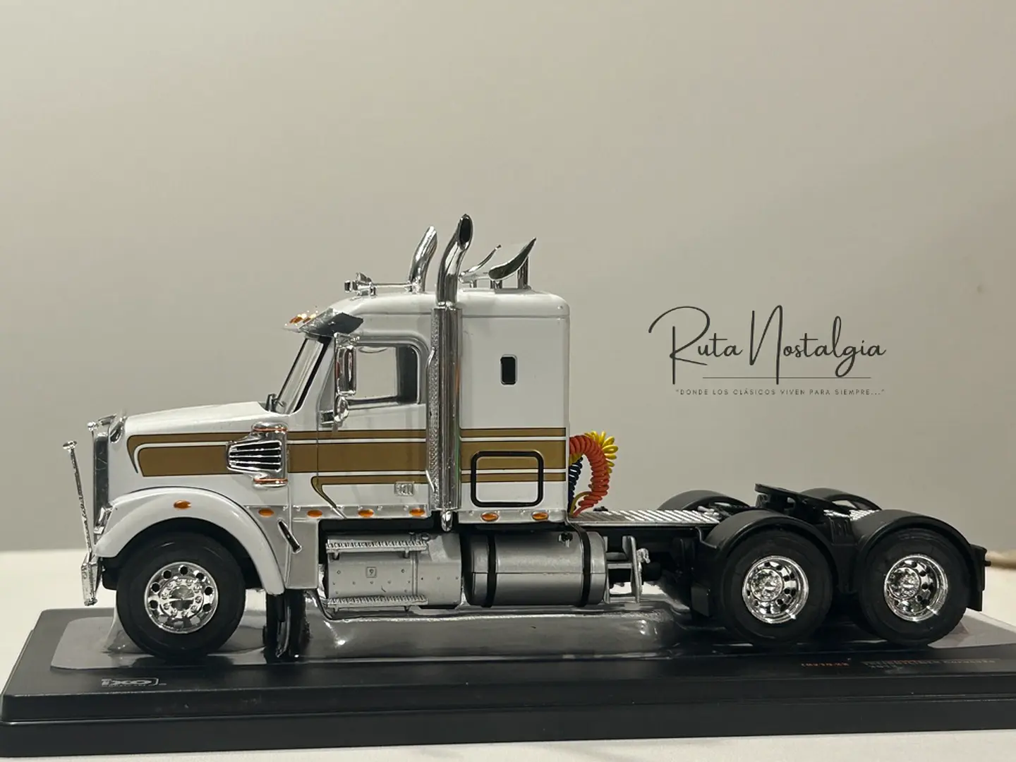 Camión Freightliner Coronado (2012) 6x4 | IXO 1:43 5