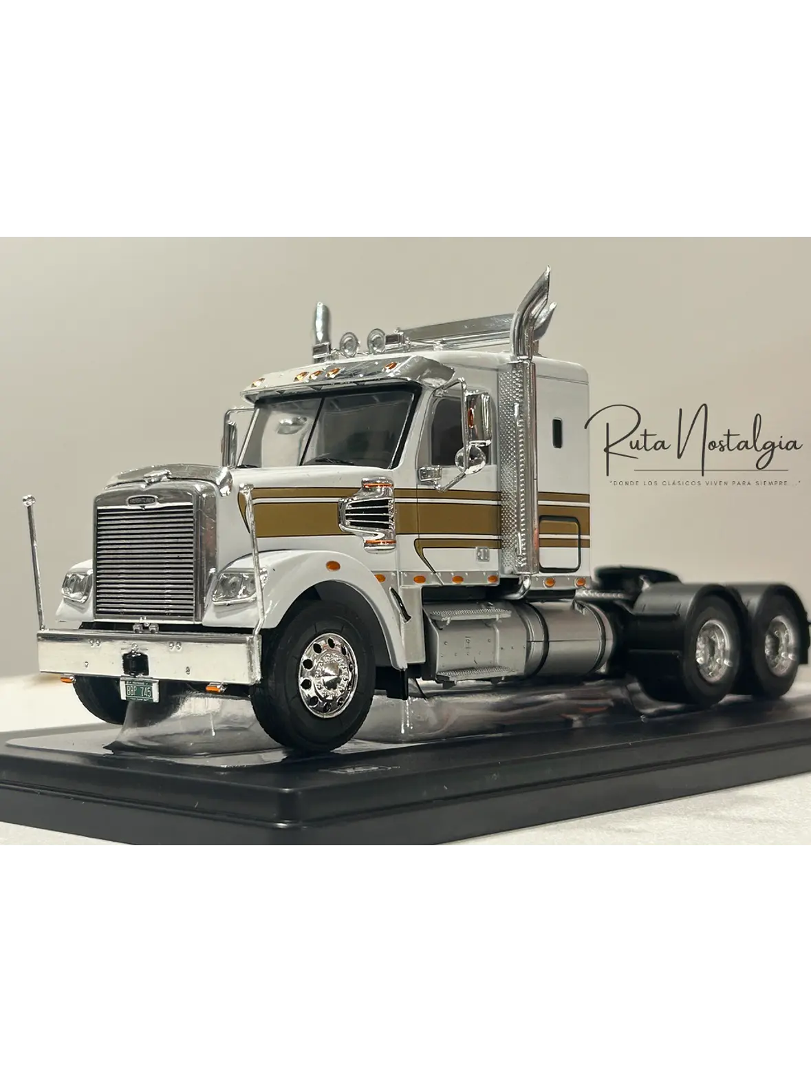 Camión Freightliner Coronado (2012) 6x4 |  IXO Models. Escala 1:43– Clásico americano de carretera | Diecast de colección 4