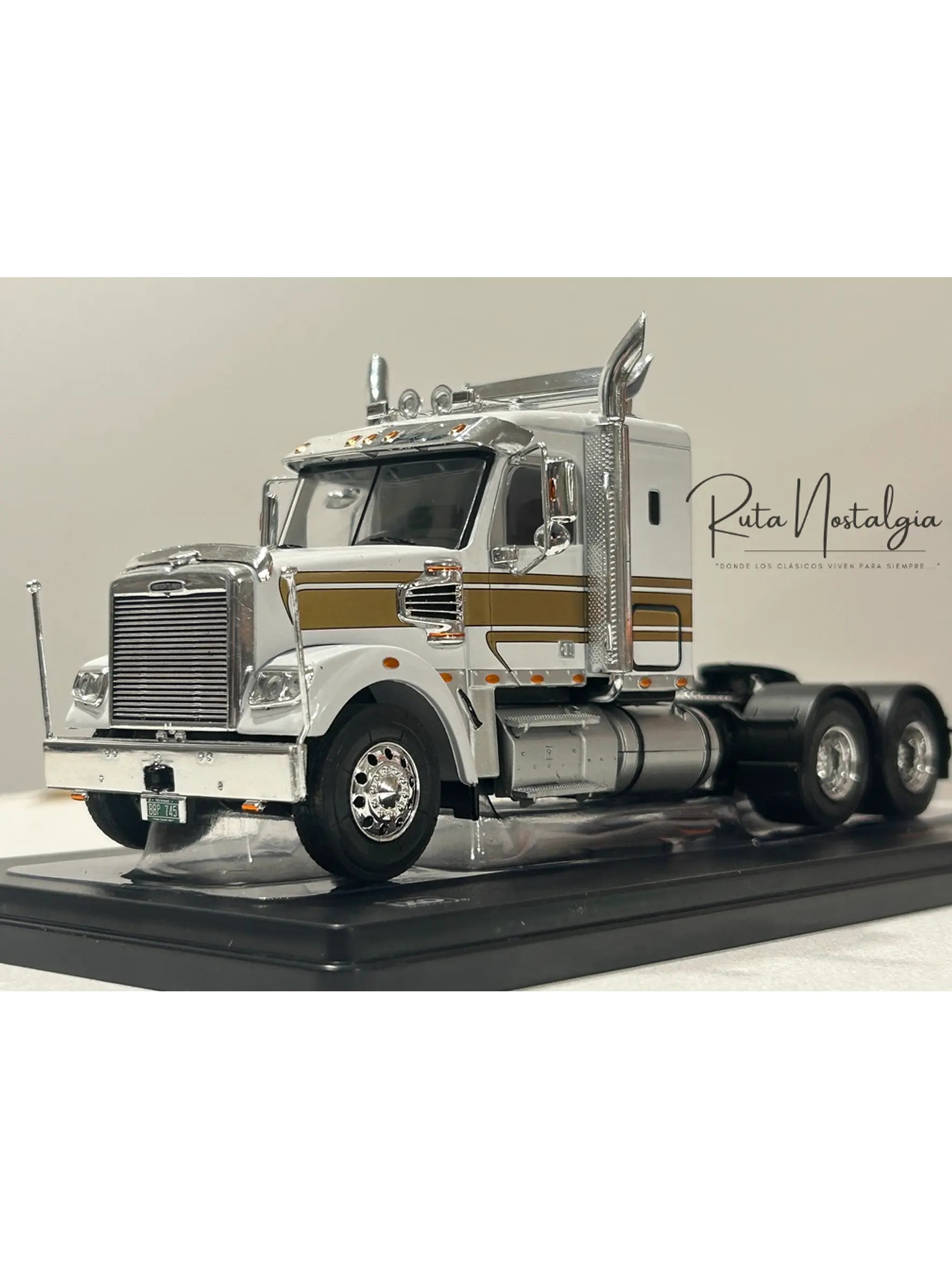 Camión Freightliner Coronado (2012) 6x4 |  IXO Models. Escala 1:43– Clásico americano de carretera | Diecast de colección 4