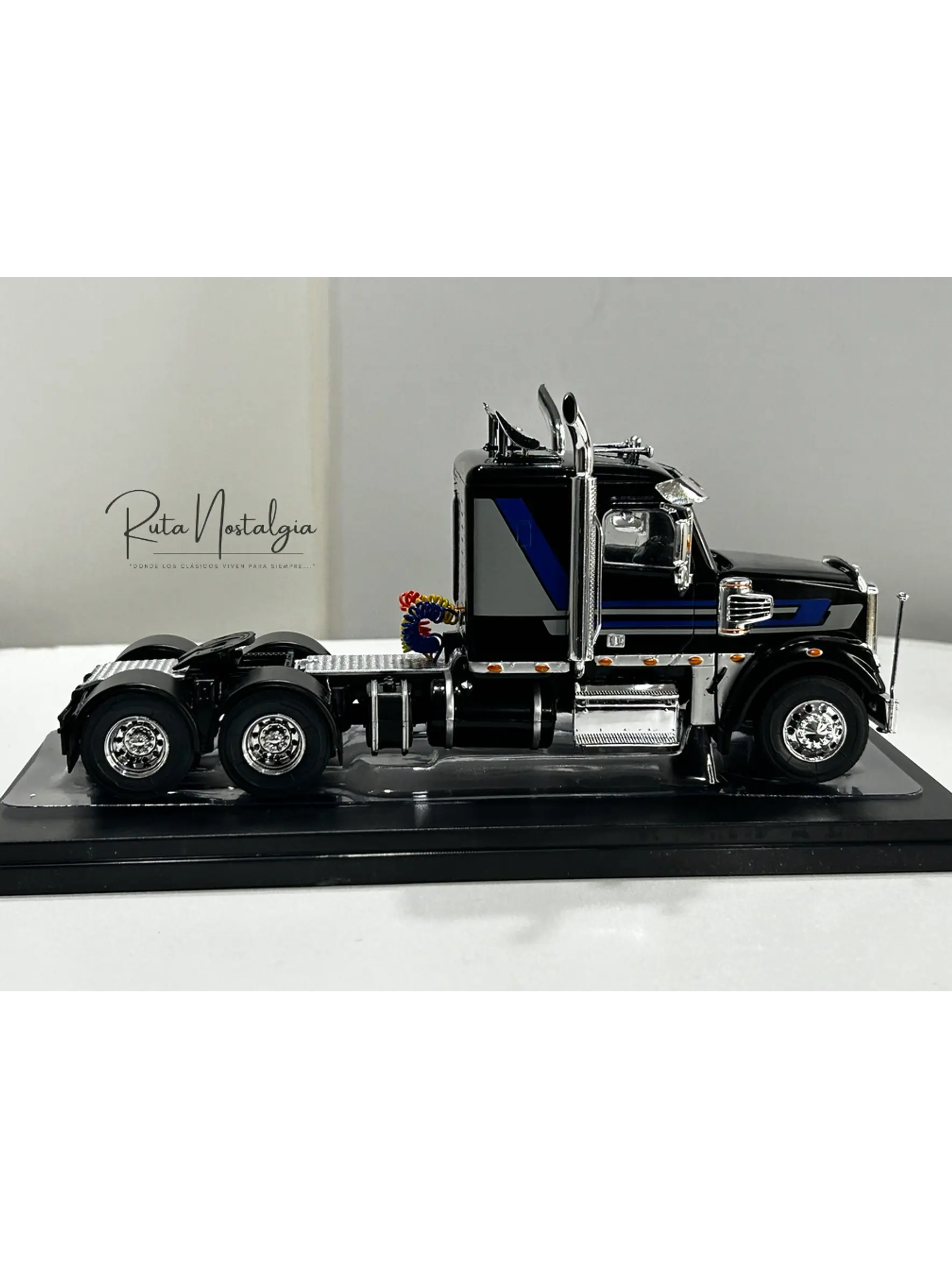 Camión Freightliner Coronado (2012) 6x4 |  IXO Models. Escala 1:43– Clásico americano de carretera | Diecast de colección 19