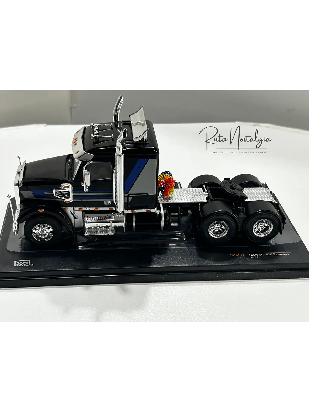 Camión Freightliner Coronado (2012) 6x4 |  IXO Models. Escala 1:43– Clásico americano de carretera | Diecast de colección 16