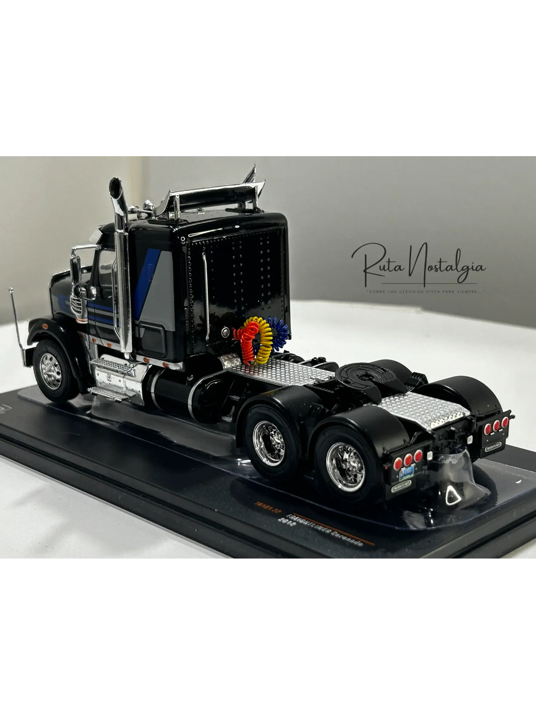 Camión Freightliner Coronado (2012) 6x4 |  IXO Models. Escala 1:43– Clásico americano de carretera | Diecast de colección 17