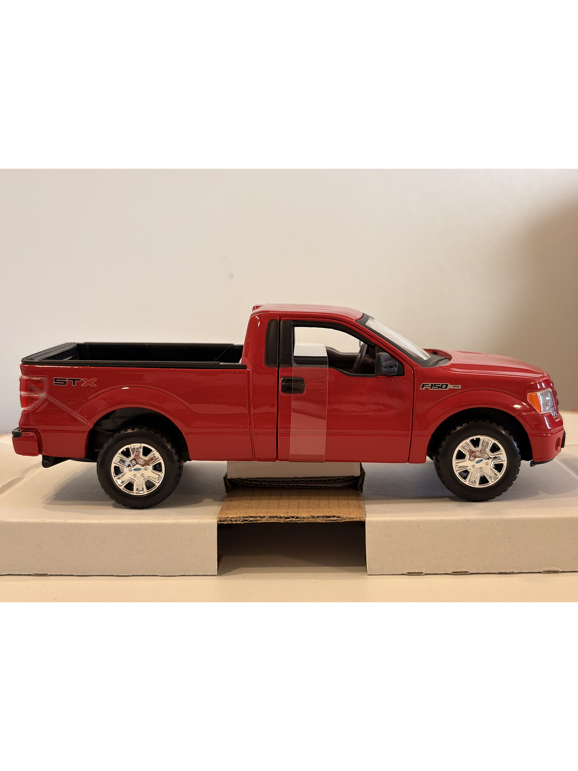 Camioneta Ford F-150 STX 2010 Roja Maisto Special Edition 1:27 | Pick-up americana de colección en Chile 4