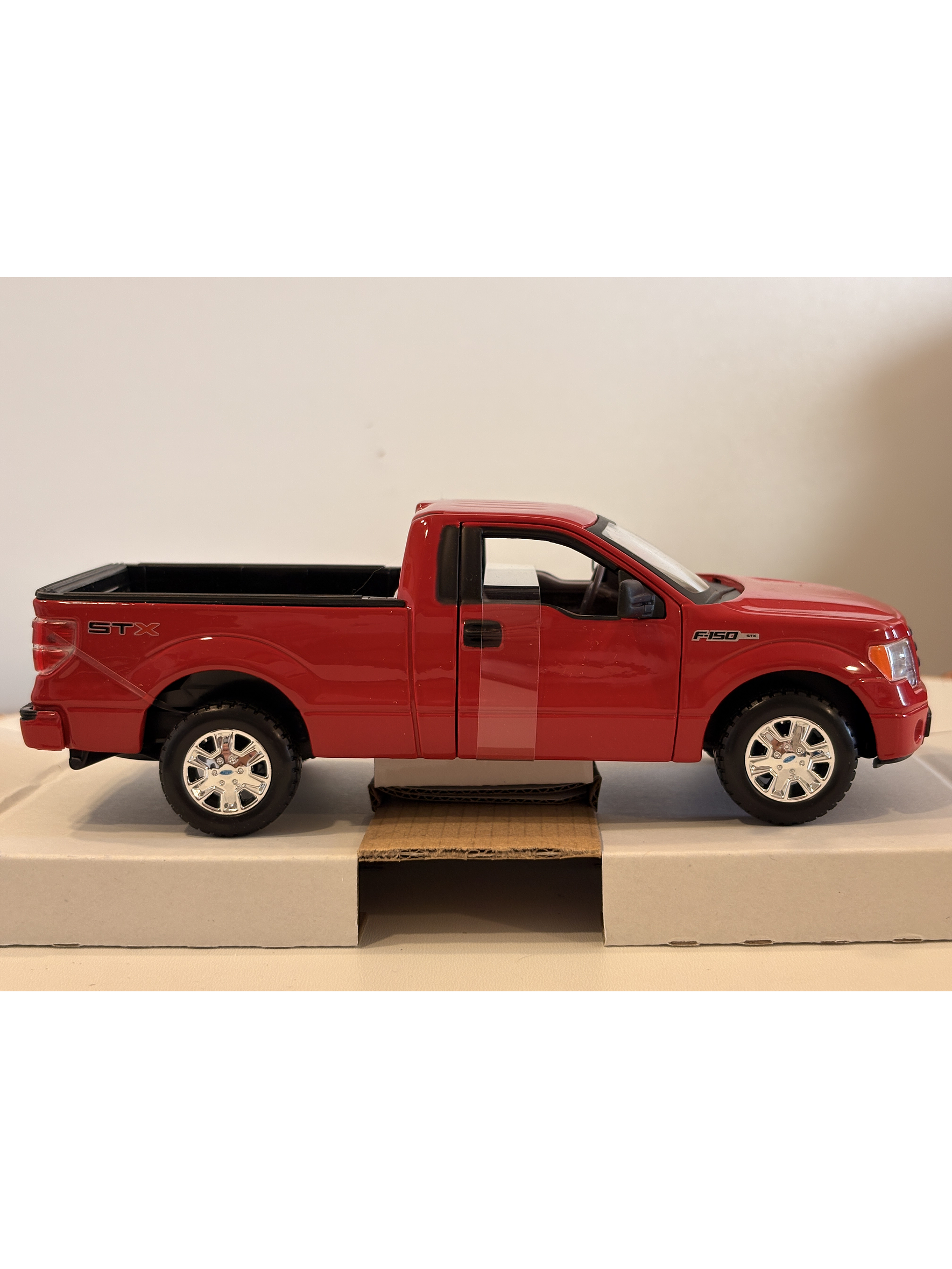 Camioneta Ford F-150 STX 2010 Roja Maisto Special Edition 1:27 | Pick-up americana de colección en Chile 4