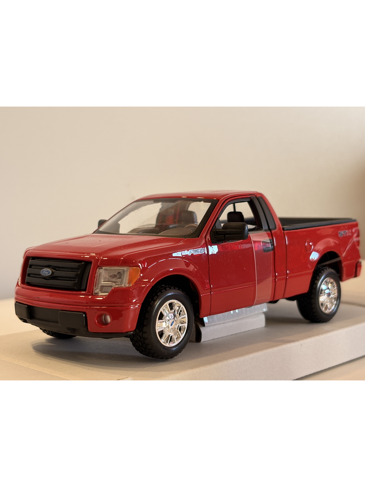 Camioneta Ford F-150 STX 2010 Roja Maisto Special Edition 1:27 | Pick-up americana de colección en Chile 1