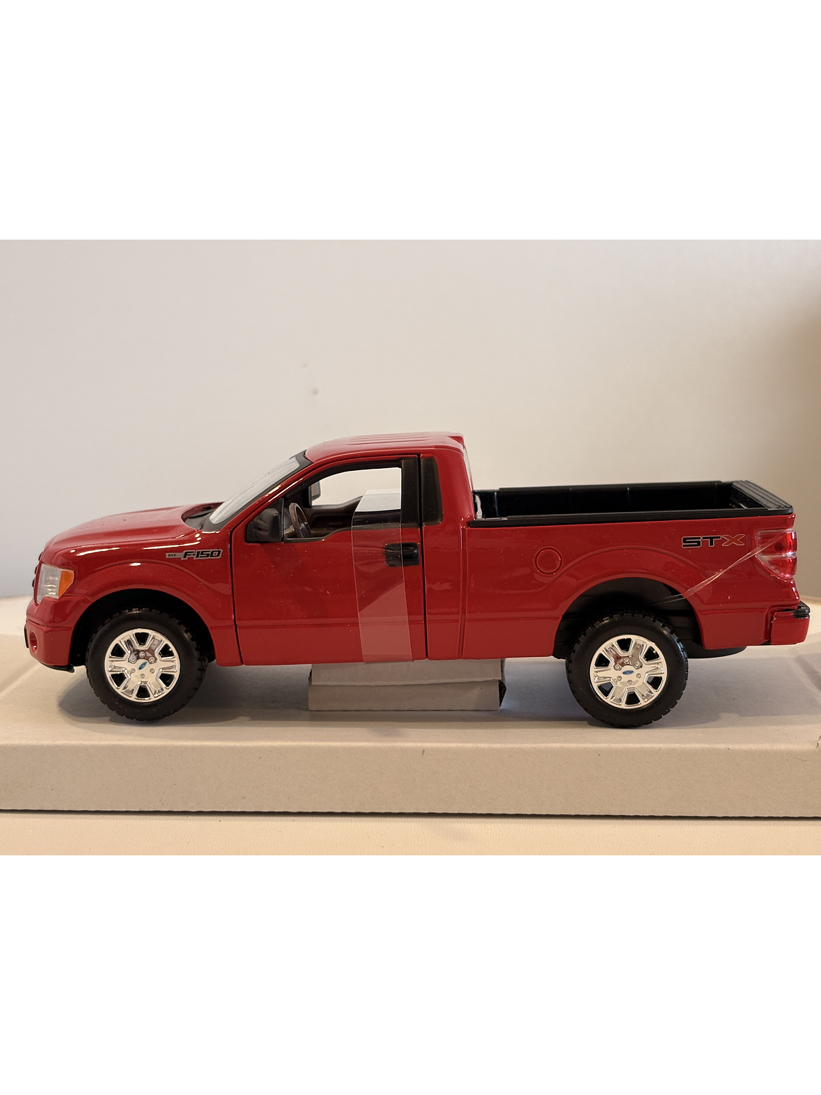 Camioneta Ford F-150 STX 2010 Roja Maisto Special Edition 1:27 | Pick-up americana de colección en Chile 6