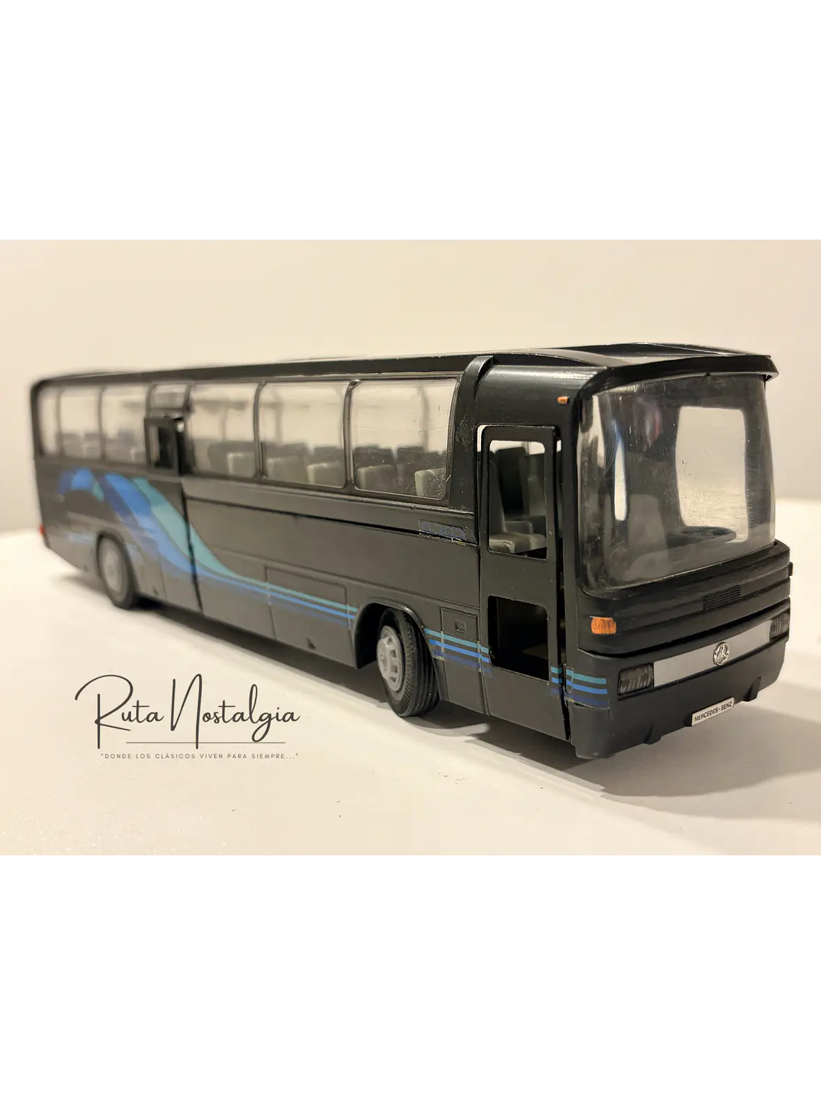 Bus Mercedes-Benz O 303 RHD | Conrad Modelle 1:40 -  West Germany | Bus interurbano clásico alemán de colección 3