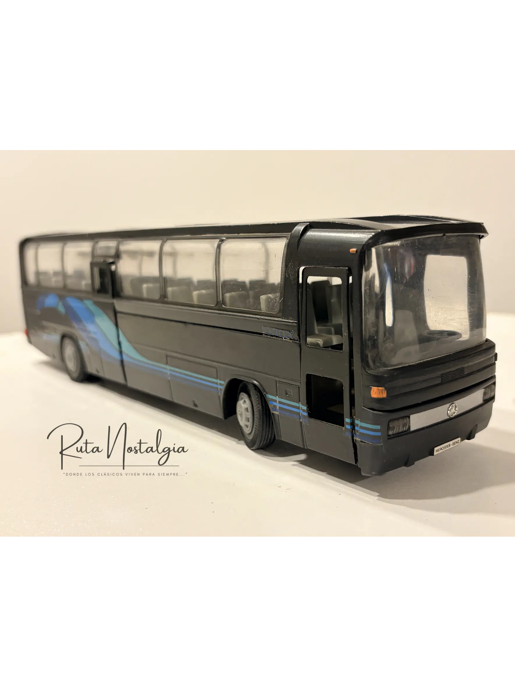 Bus Mercedes-Benz O 303 RHD | Conrad Modelle 1:40 -  West Germany | Bus interurbano clásico alemán de colección 3