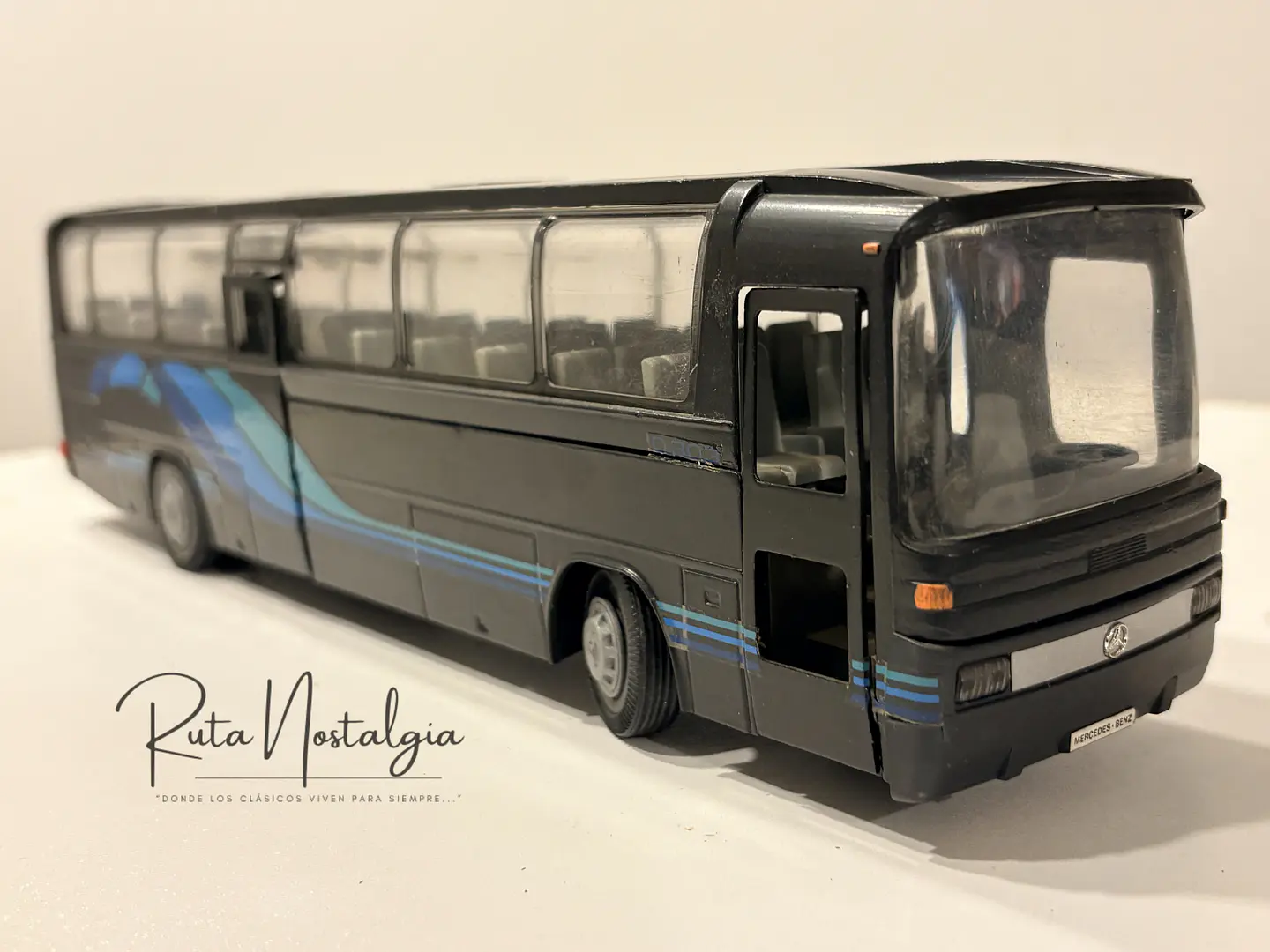 Bus Mercedes-Benz O 303 RHD | Conrad Modelle 1:40 -  West Germany | Bus interurbano clásico alemán de colección 3