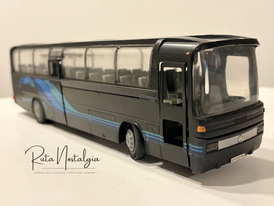 Bus Mercedes-Benz O 303 RHD | Conrad Modelle 1:40 -  West Germany | Bus interurbano clásico alemán de colección 3