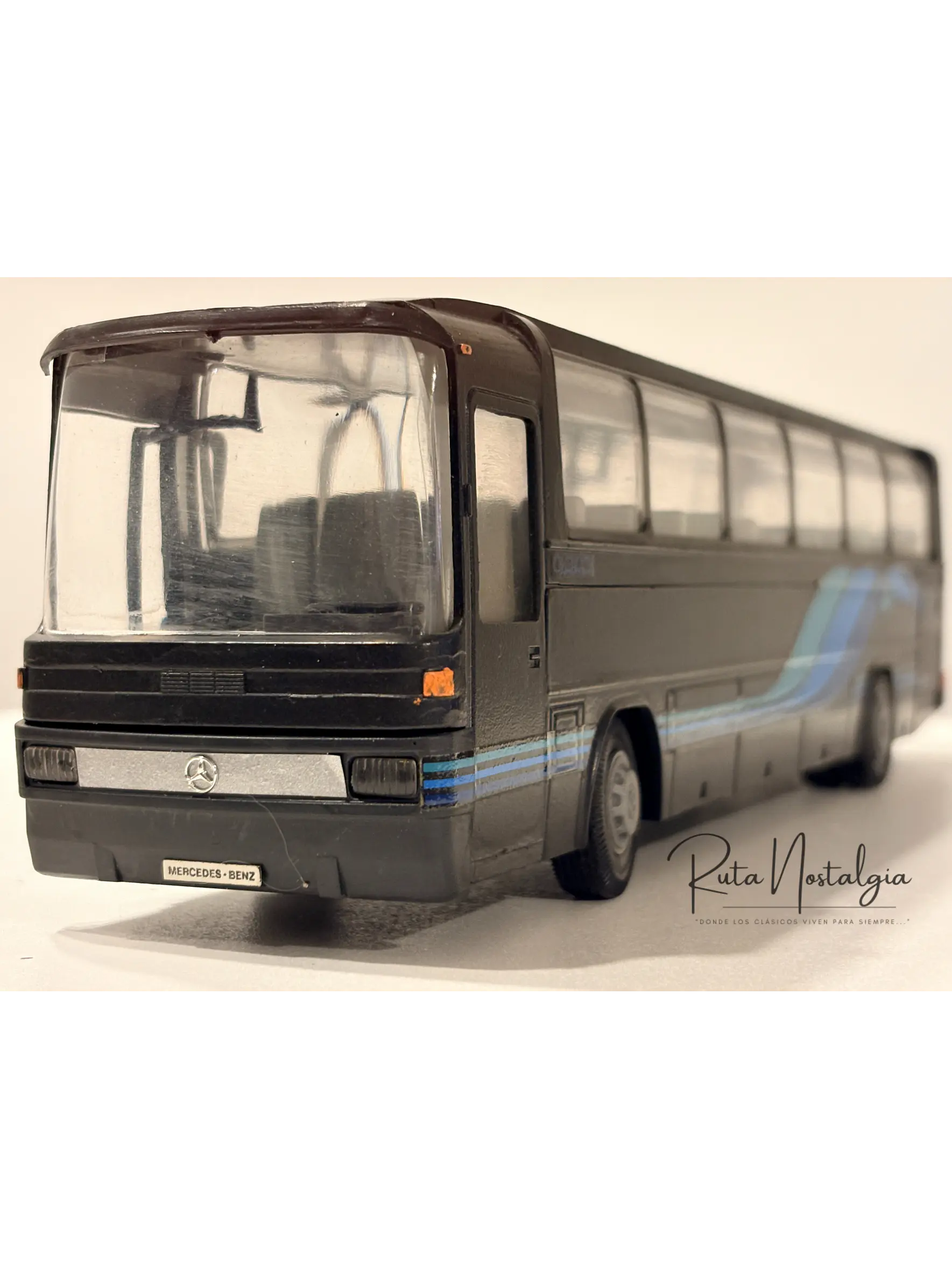 Bus Mercedes-Benz O 303 RHD | Conrad Modelle 1:40 -  West Germany | Bus interurbano clásico alemán de colección 1