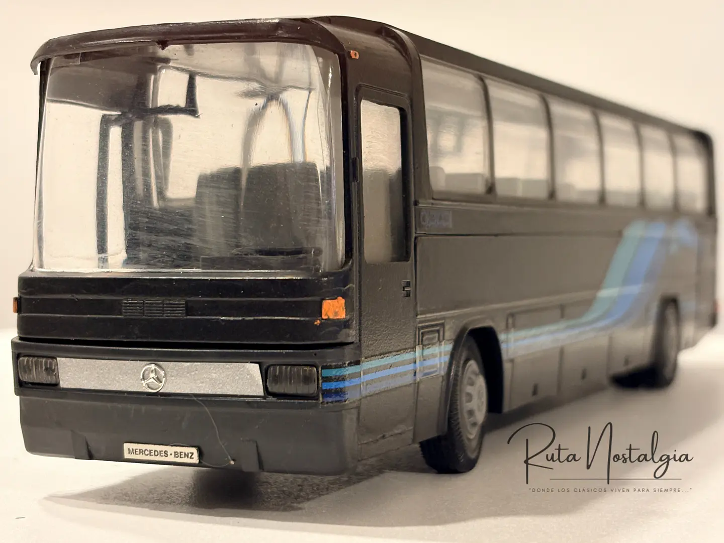 Bus Mercedes-Benz O 303 RHD | Conrad Modelle 1:40 -  West Germany | Bus interurbano clásico alemán de colección 1