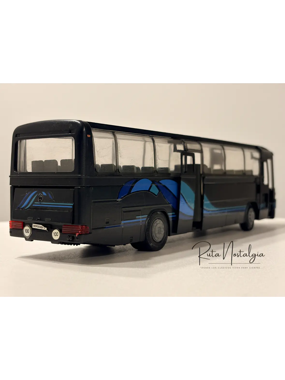 Bus Mercedes-Benz O 303 RHD | Conrad Modelle 1:40 -  West Germany | Bus interurbano clásico alemán de colección 7