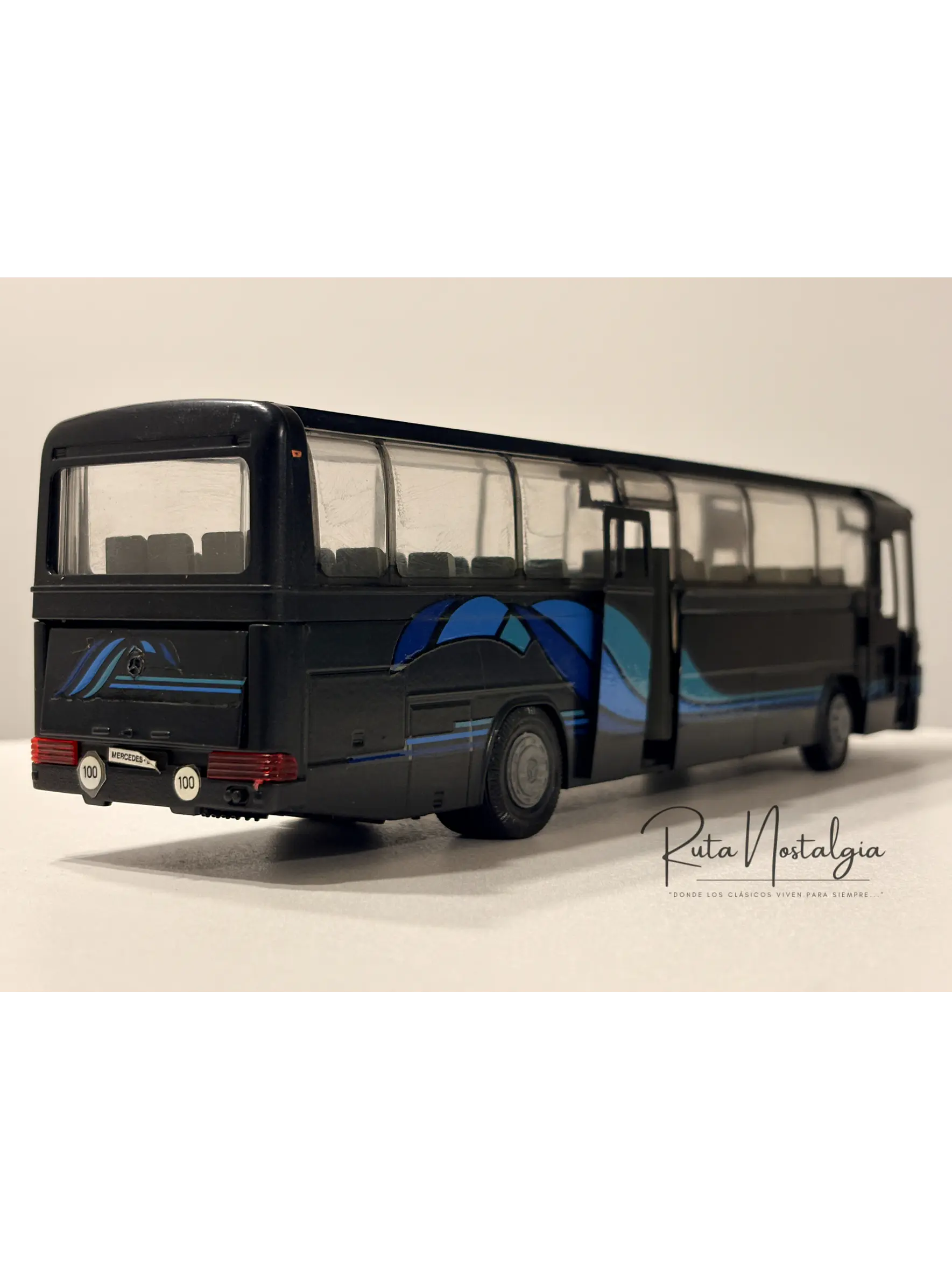 Bus Mercedes-Benz O 303 RHD | Conrad Modelle 1:40 -  West Germany | Bus interurbano clásico alemán de colección 7