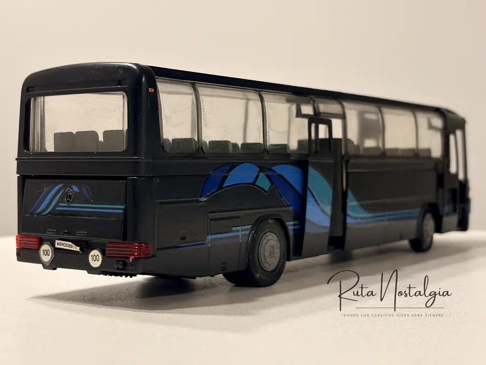 Bus Mercedes-Benz O 303 RHD | Conrad Modelle 1:40 -  West Germany | Bus interurbano clásico alemán de colección 7