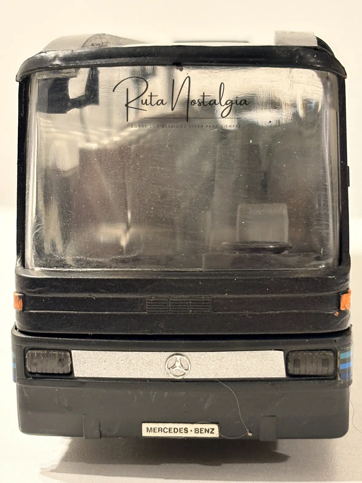 Bus Mercedes-Benz O 303 RHD | Conrad Modelle 1:40 -  West Germany | Bus interurbano clásico alemán de colección 2