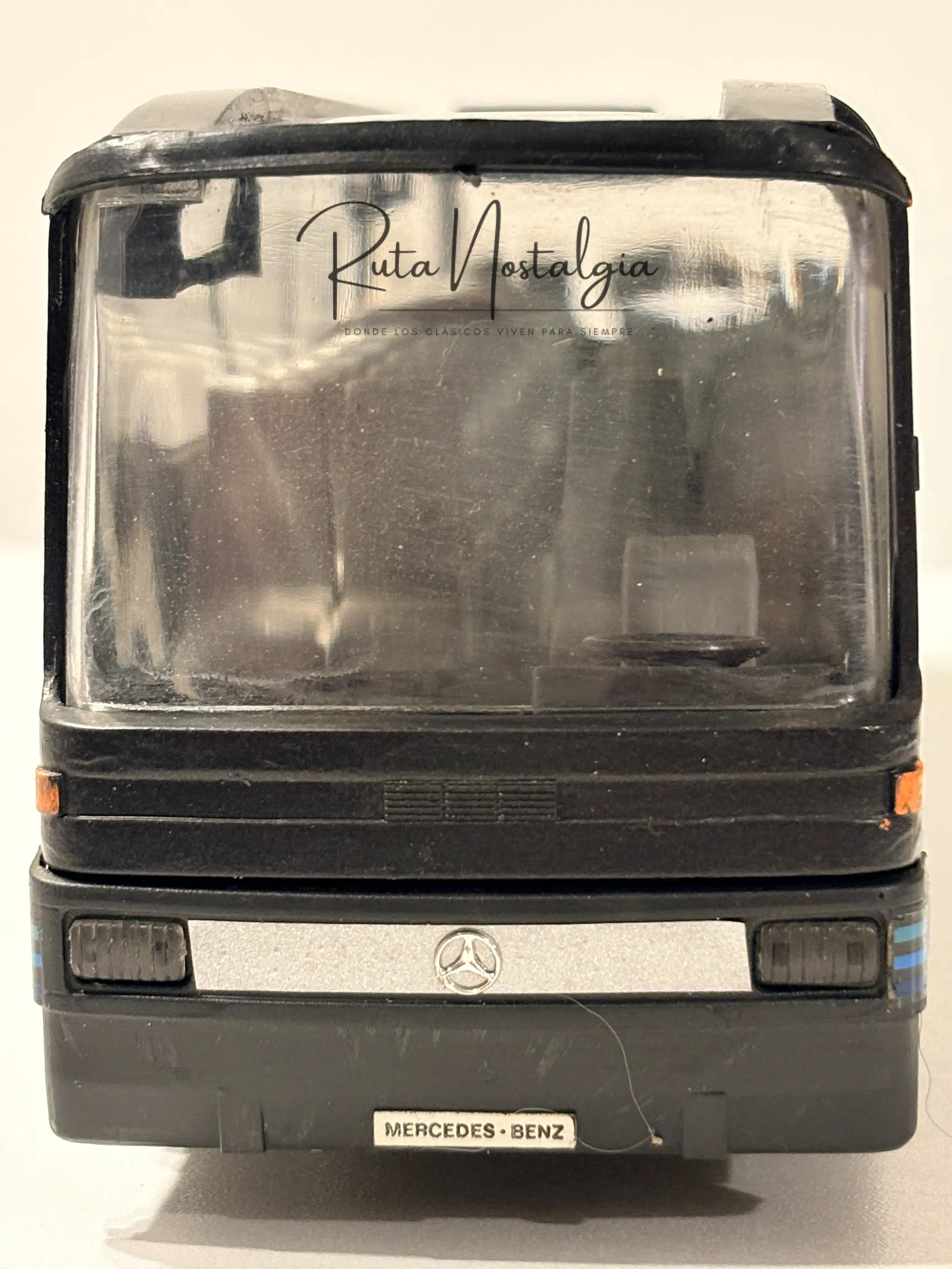 Bus Mercedes-Benz O 303 RHD | Conrad Modelle 1:40 -  West Germany | Bus interurbano clásico alemán de colección 2