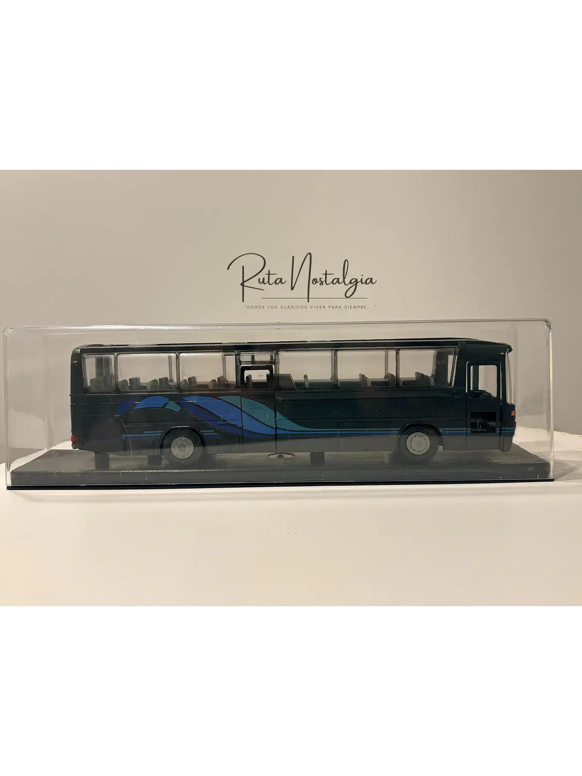 Bus Mercedes-Benz O 303 RHD | Conrad Modelle 1:40 -  West Germany | Bus interurbano clásico alemán de colección 12