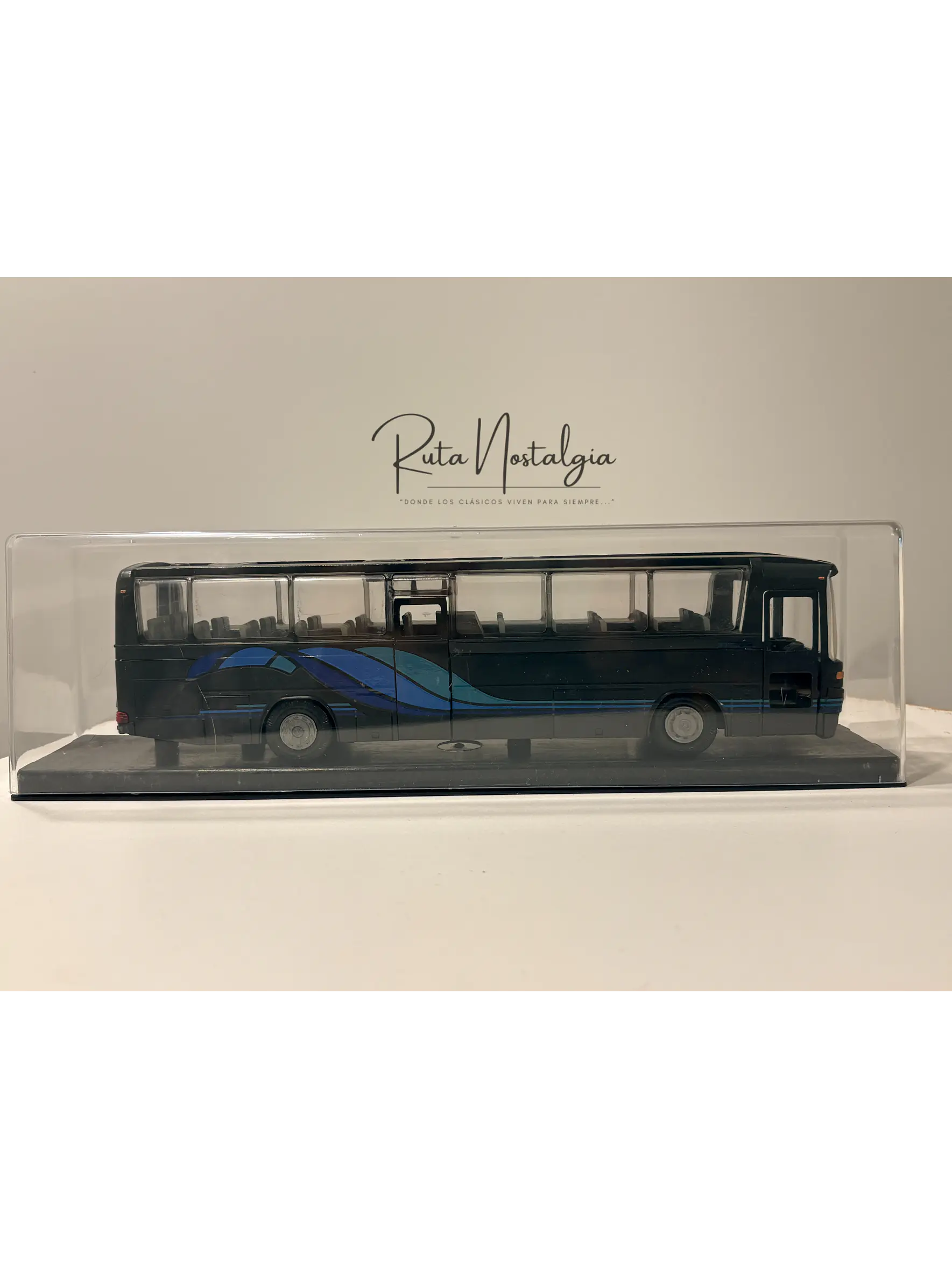 Bus Mercedes-Benz O 303 RHD | Conrad Modelle 1:40 -  West Germany | Bus interurbano clásico alemán de colección 12