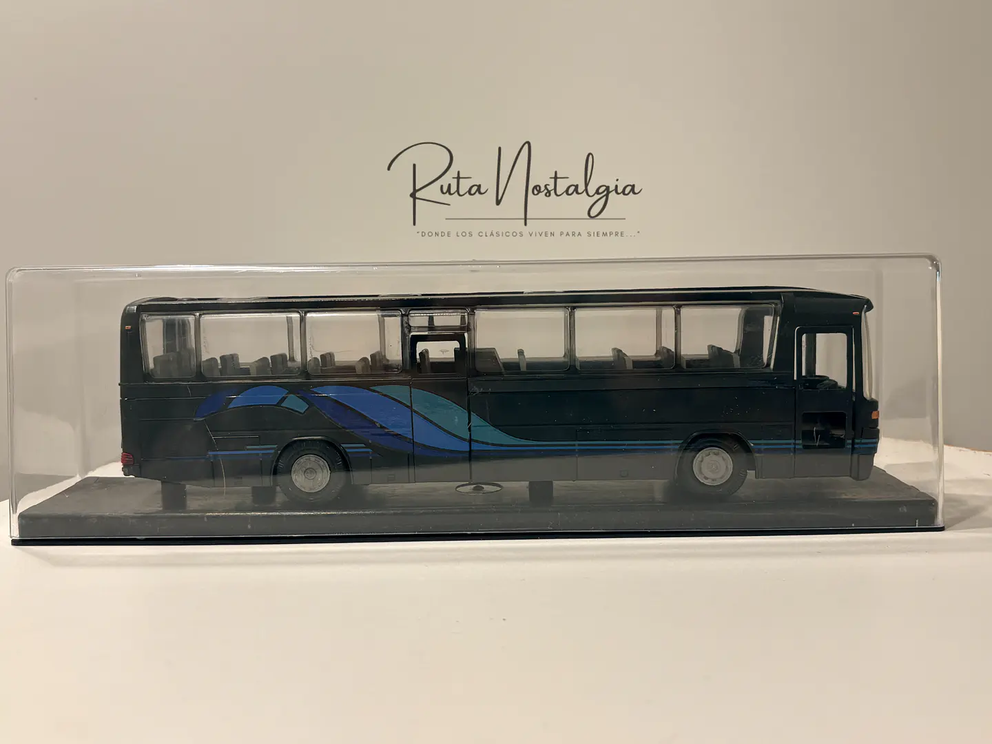 Bus Mercedes-Benz O 303 RHD | Conrad Modelle 1:40 -  West Germany | Bus interurbano clásico alemán de colección 12