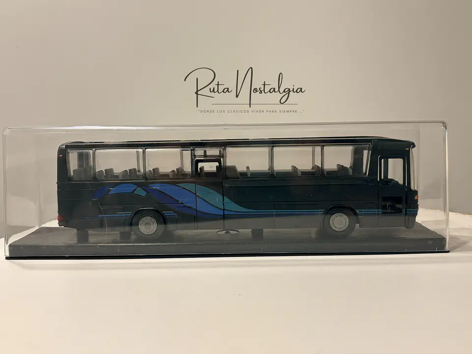 Bus Mercedes-Benz O 303 RHD | Conrad Modelle 1:40 -  West Germany | Bus interurbano clásico alemán de colección 12