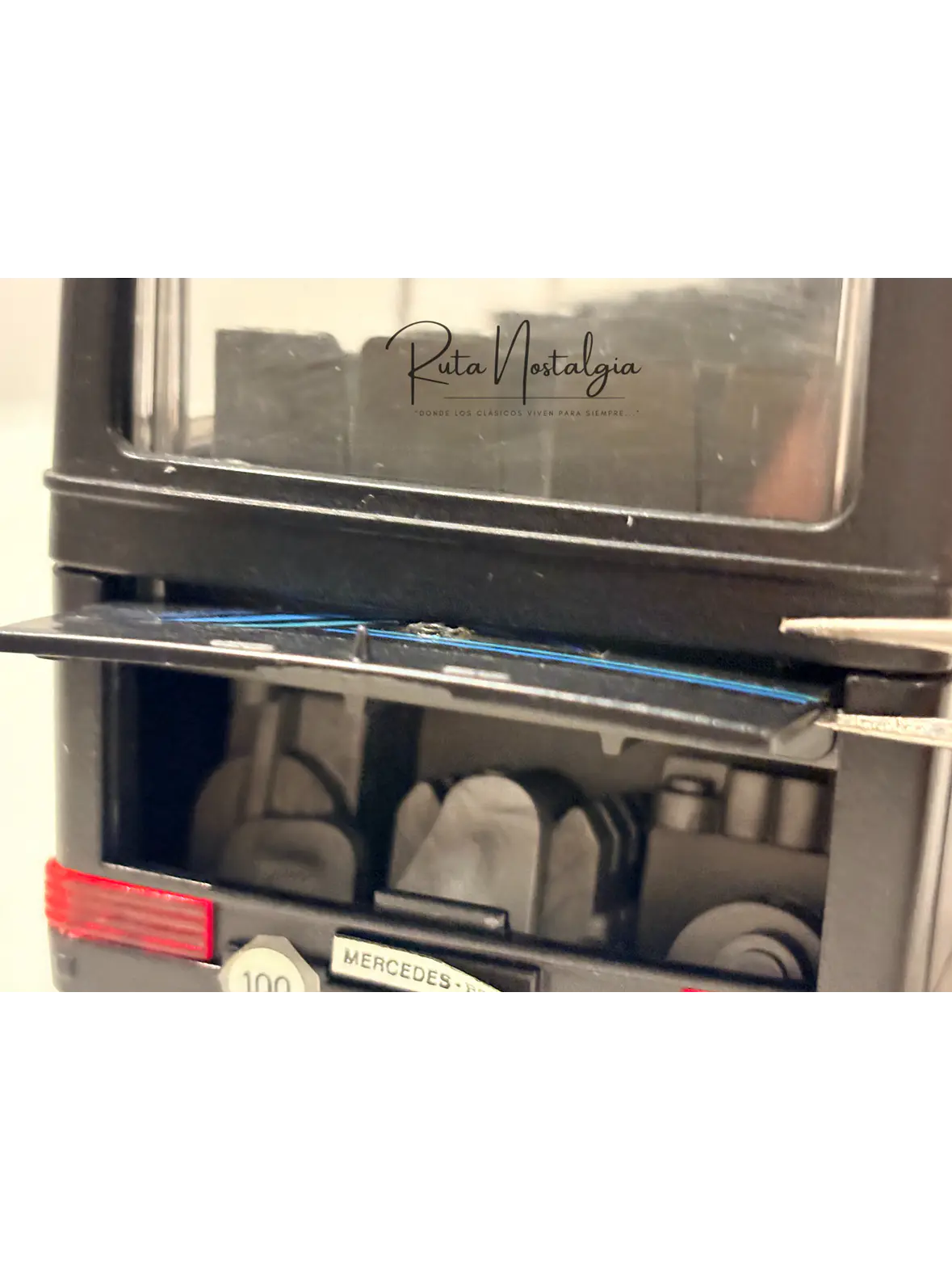 Bus Mercedes-Benz O 303 RHD | Conrad Modelle 1:40 -  West Germany | Bus interurbano clásico alemán de colección 6