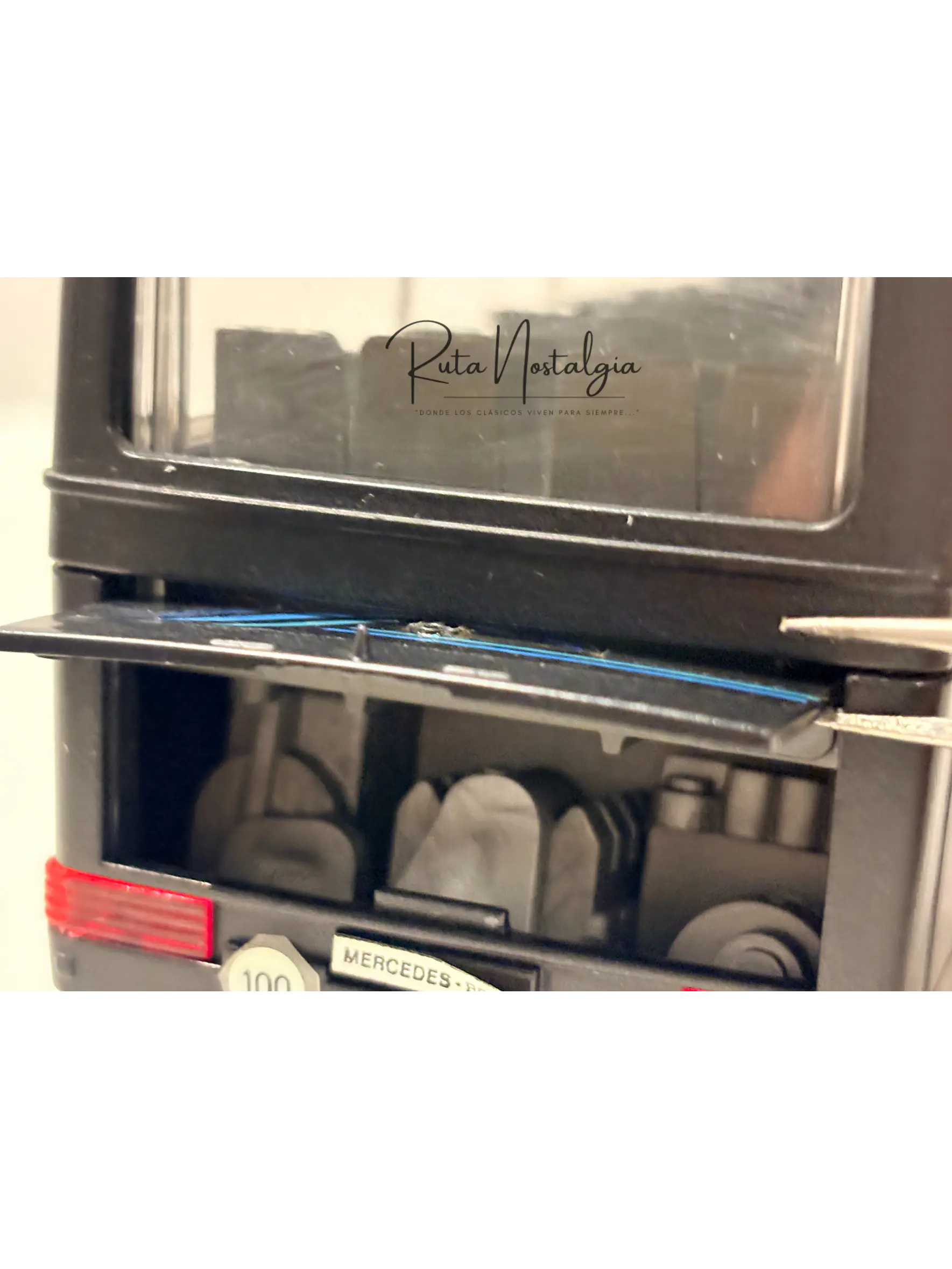 Bus Mercedes-Benz O 303 RHD | Conrad Modelle 1:40 -  West Germany | Bus interurbano clásico alemán de colección 6