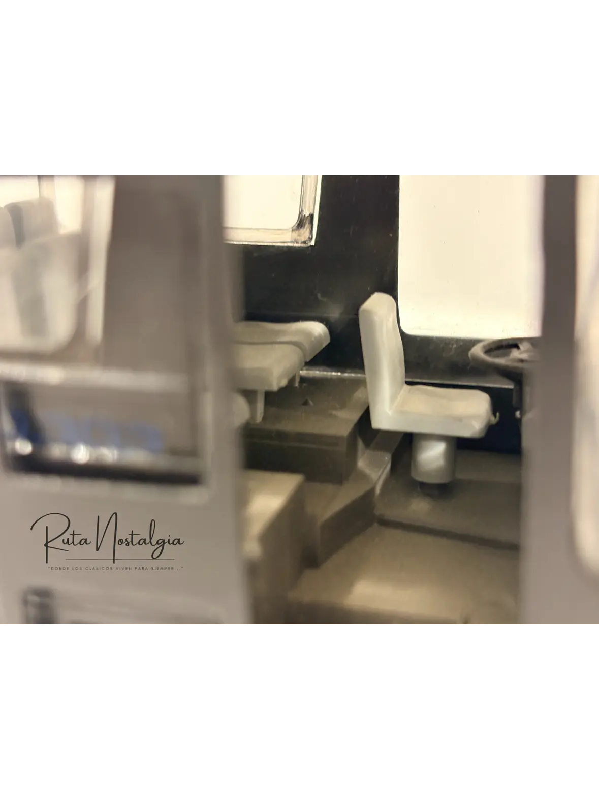 Bus Mercedes-Benz O 303 RHD | Conrad Modelle 1:40 -  West Germany | Bus interurbano clásico alemán de colección 5