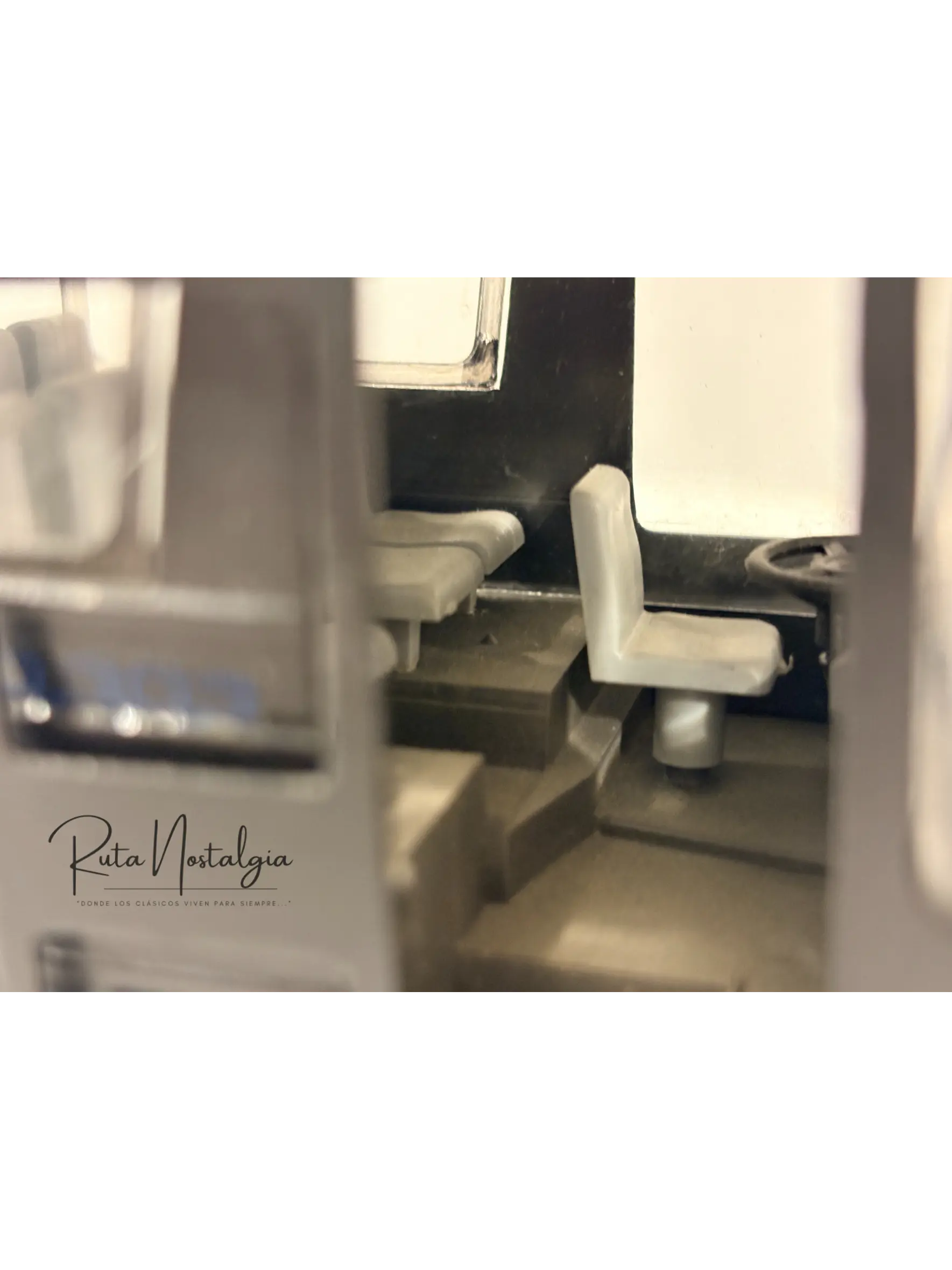 Bus Mercedes-Benz O 303 RHD | Conrad Modelle 1:40 -  West Germany | Bus interurbano clásico alemán de colección 5