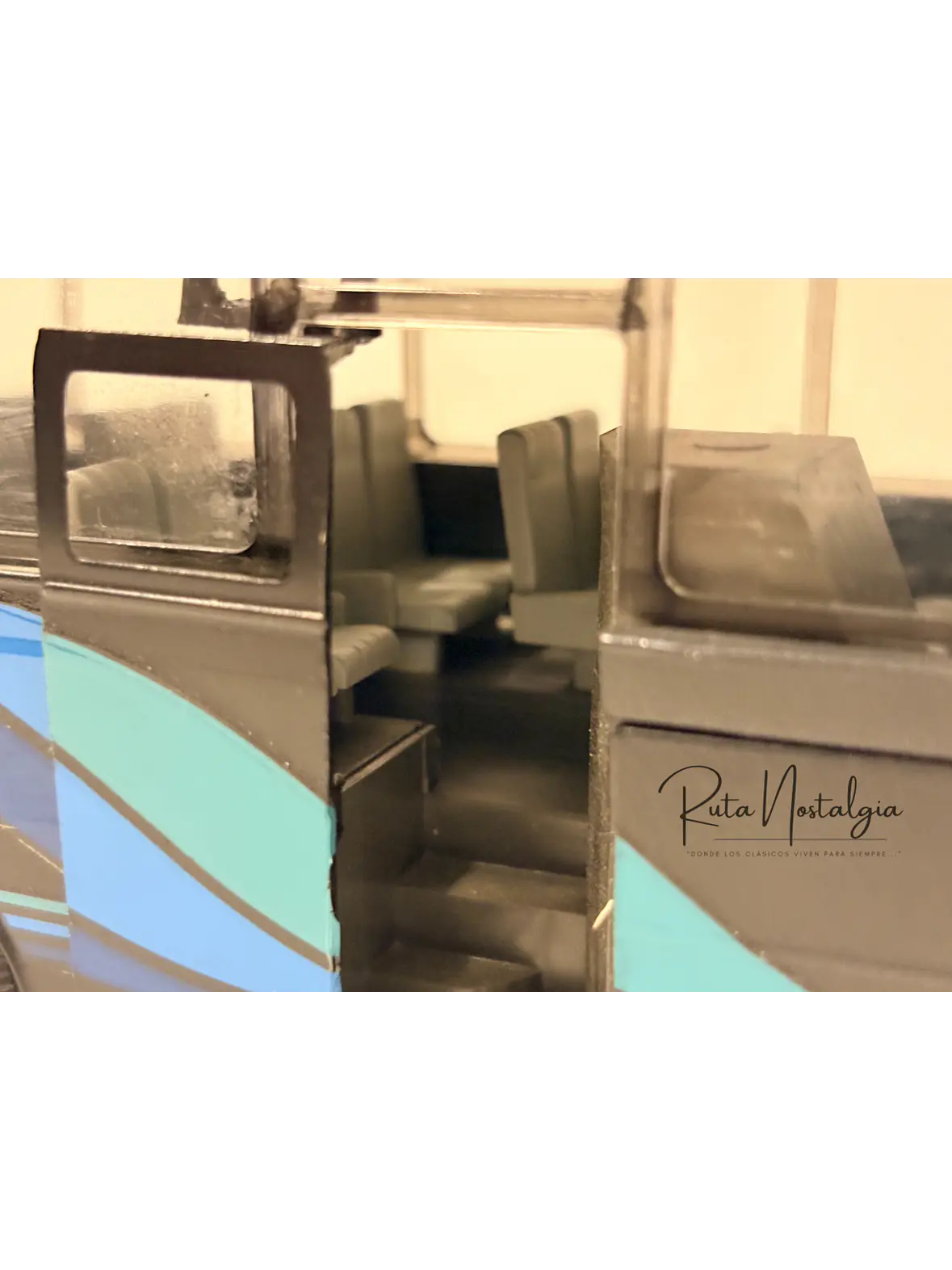 Bus Mercedes-Benz O 303 RHD | Conrad Modelle 1:40 -  West Germany | Bus interurbano clásico alemán de colección 4