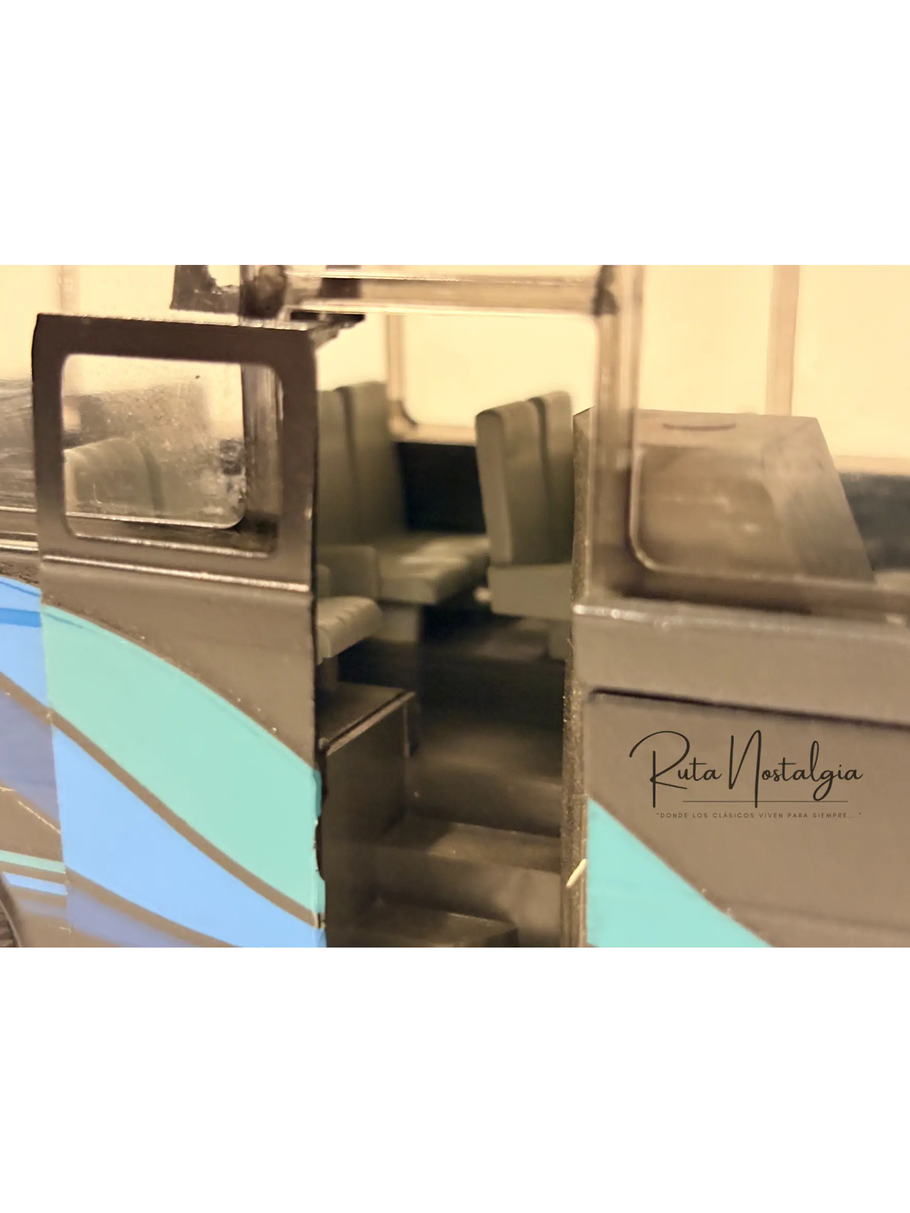 Bus Mercedes-Benz O 303 RHD | Conrad Modelle 1:40 -  West Germany | Bus interurbano clásico alemán de colección 4