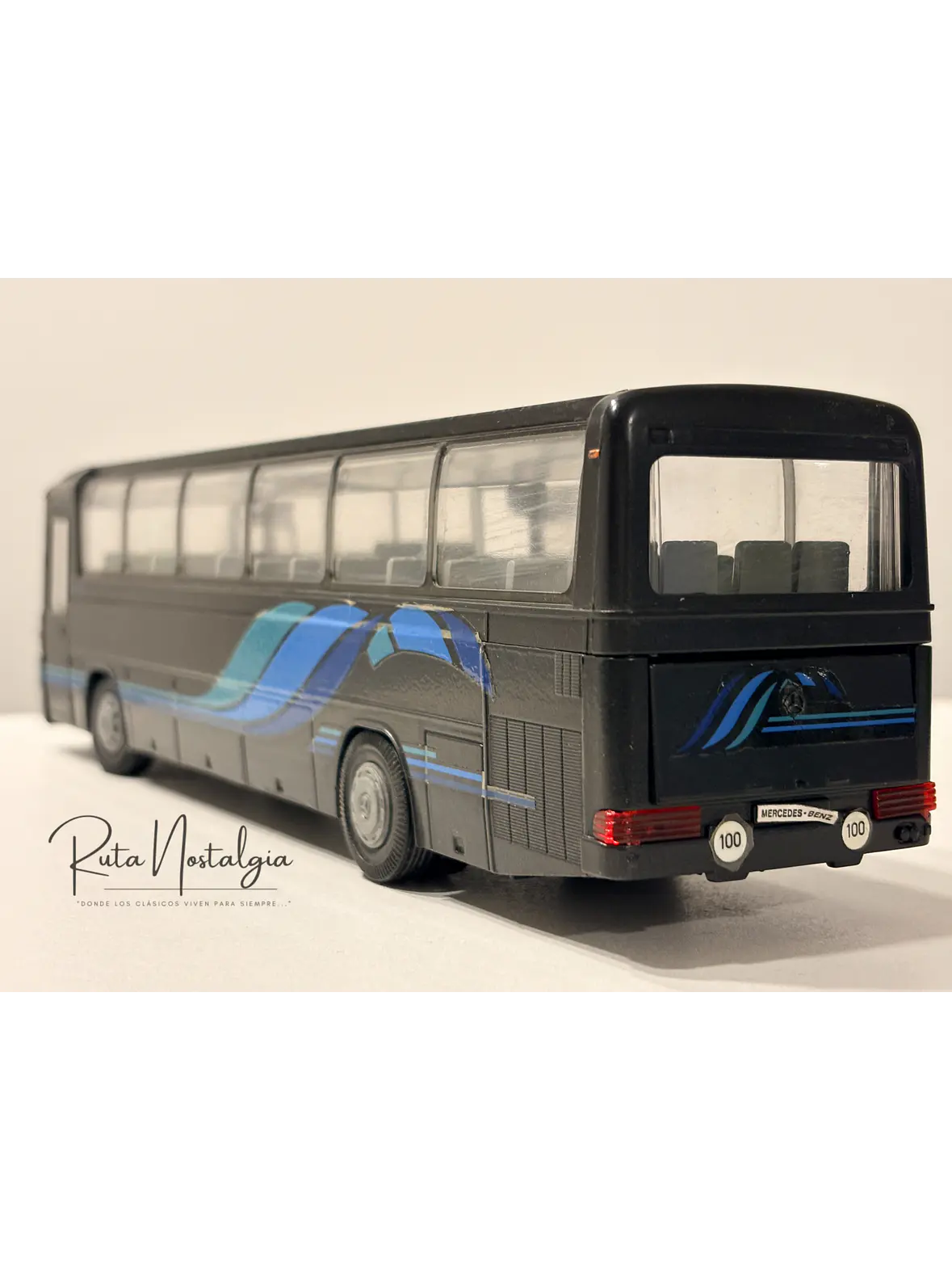 Bus Mercedes-Benz O 303 RHD | Conrad Modelle 1:40 -  West Germany | Bus interurbano clásico alemán de colección 10