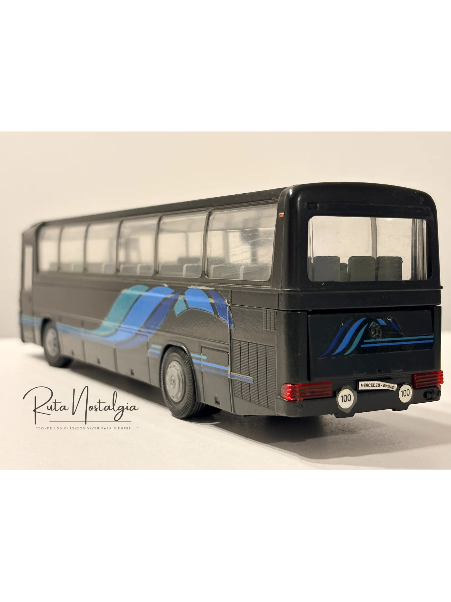Bus Mercedes-Benz O 303 RHD | Conrad Modelle 1:40 -  West Germany | Bus interurbano clásico alemán de colección 10