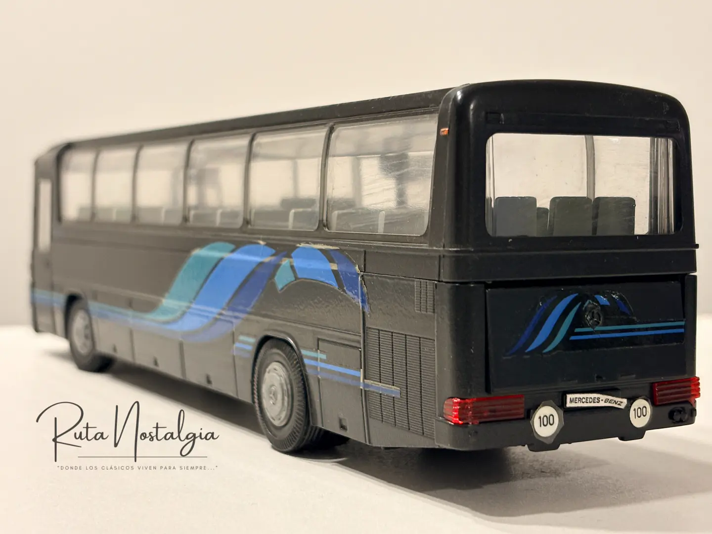 Bus Mercedes-Benz O 303 RHD | Conrad Modelle 1:40 -  West Germany | Bus interurbano clásico alemán de colección 10