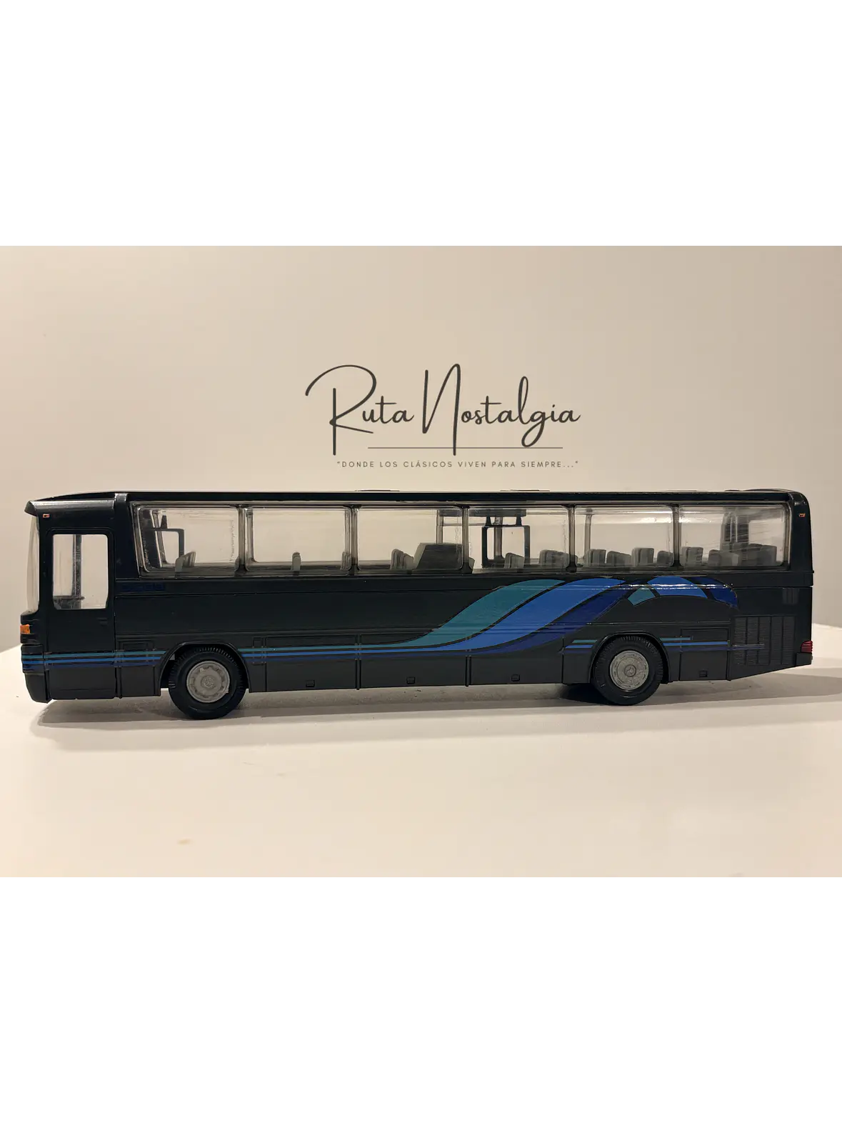 Bus Mercedes-Benz O 303 RHD | Conrad Modelle 1:40 -  West Germany | Bus interurbano clásico alemán de colección 11