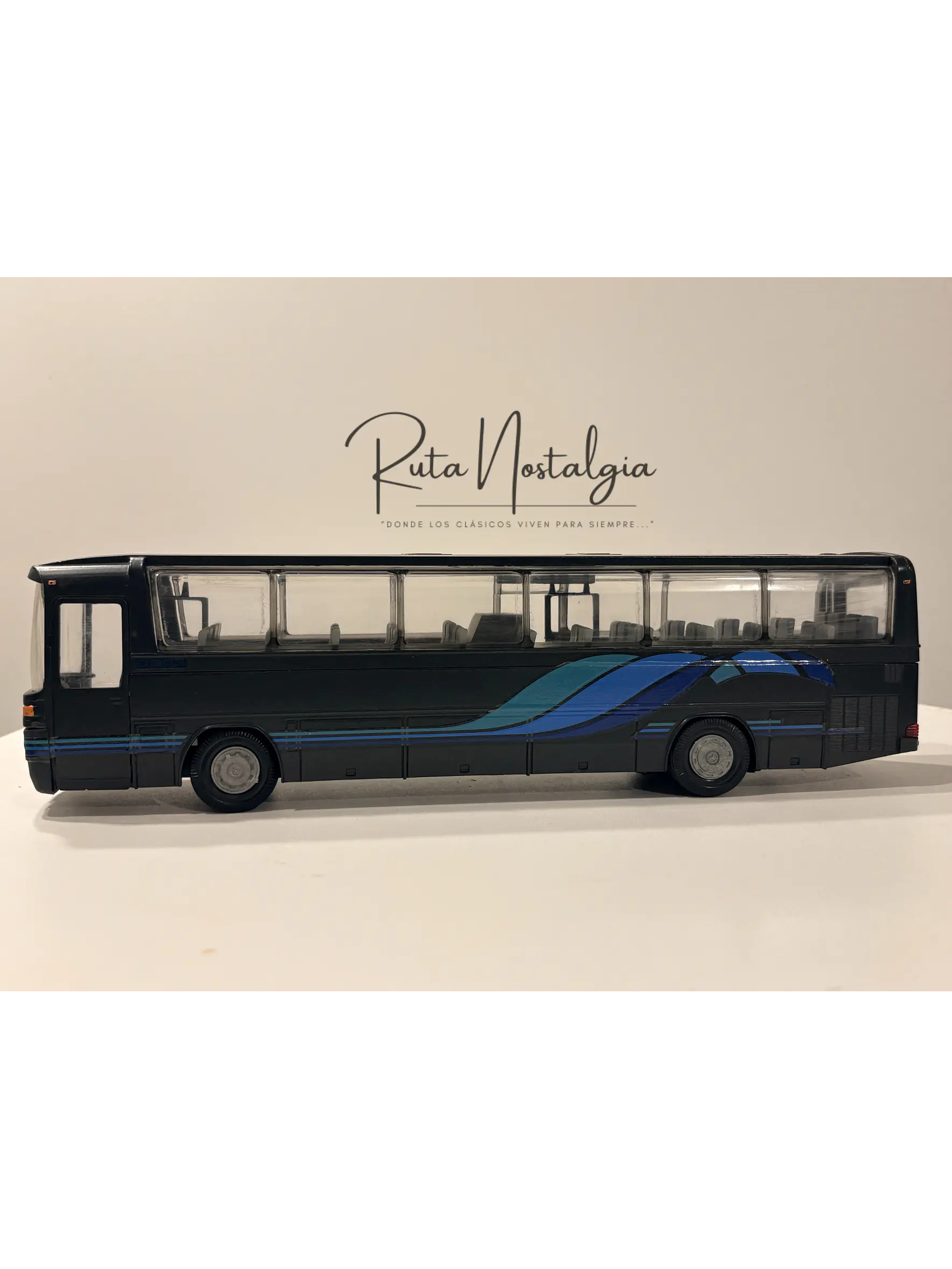 Bus Mercedes-Benz O 303 RHD | Conrad Modelle 1:40 -  West Germany | Bus interurbano clásico alemán de colección 11