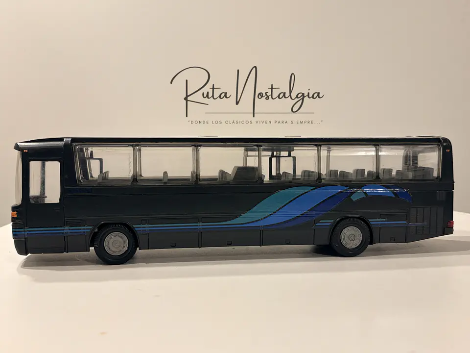 Bus Mercedes-Benz O 303 RHD | Conrad Modelle 1:40 -  West Germany | Bus interurbano clásico alemán de colección 11