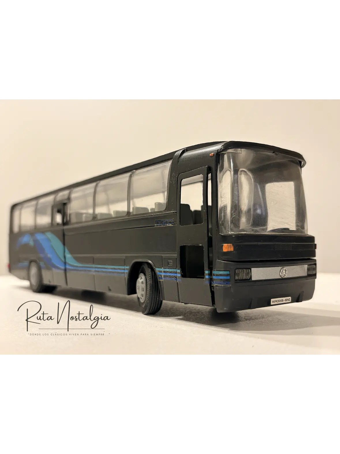 Bus Mercedes-Benz O 303 RHD | Conrad Modelle 1:40 -  West Germany | Bus interurbano clásico alemán de colección 9