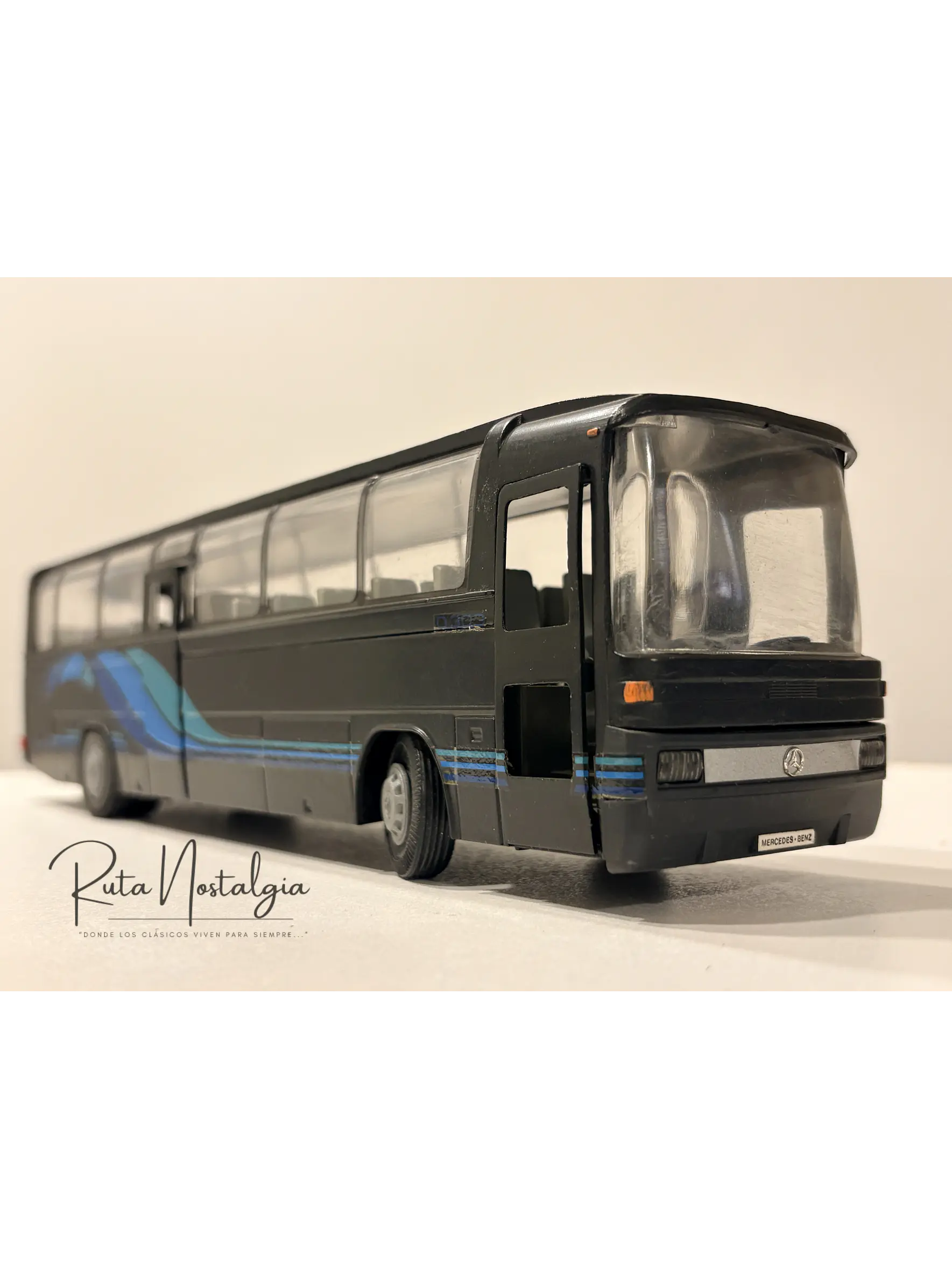 Bus Mercedes-Benz O 303 RHD | Conrad Modelle 1:40 -  West Germany | Bus interurbano clásico alemán de colección 9