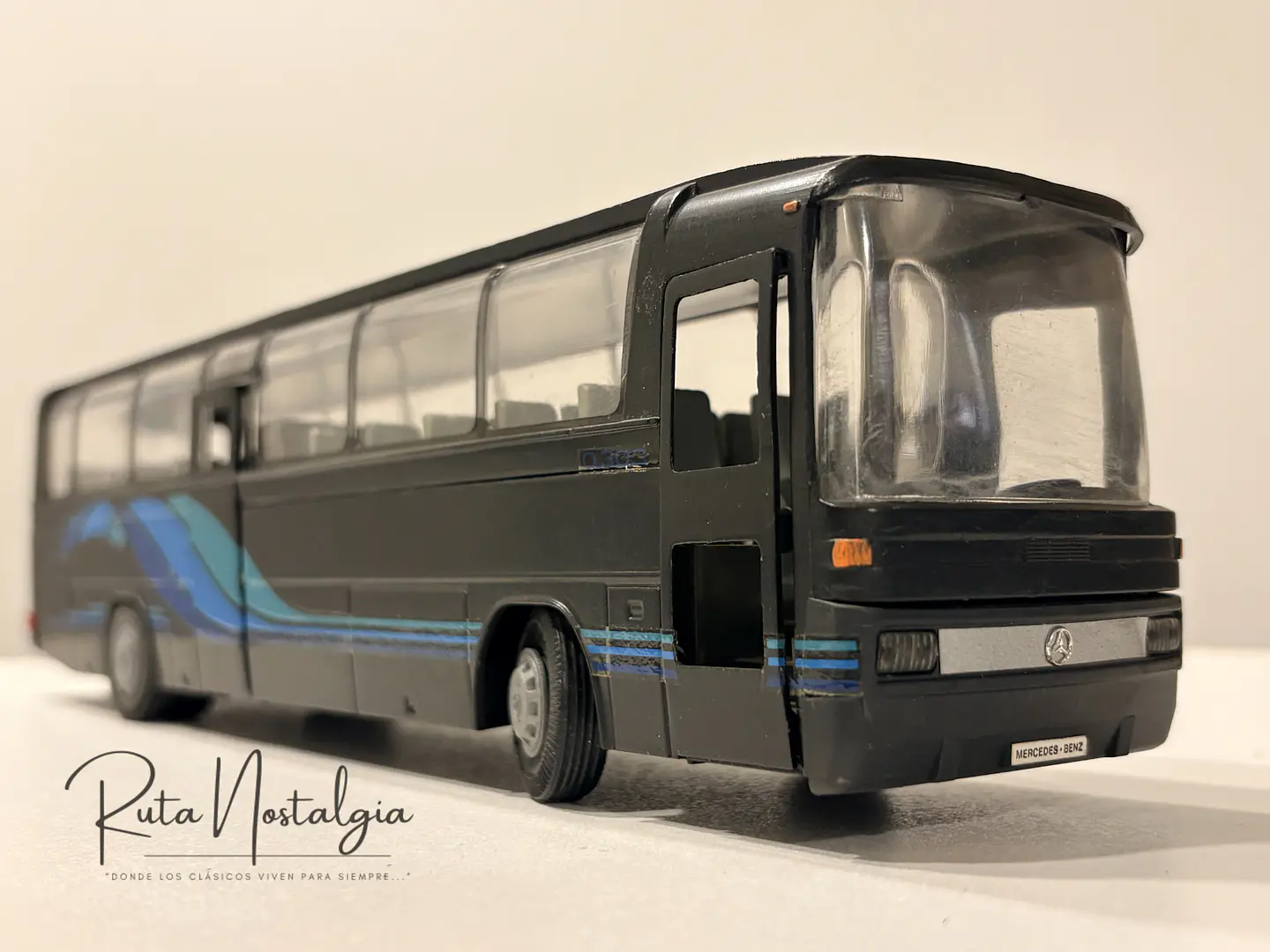 Bus Mercedes-Benz O 303 RHD | Conrad Modelle 1:40 -  West Germany | Bus interurbano clásico alemán de colección 9