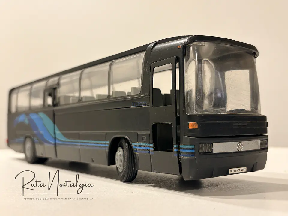 Bus Mercedes-Benz O 303 RHD | Conrad Modelle 1:40 -  West Germany | Bus interurbano clásico alemán de colección 9